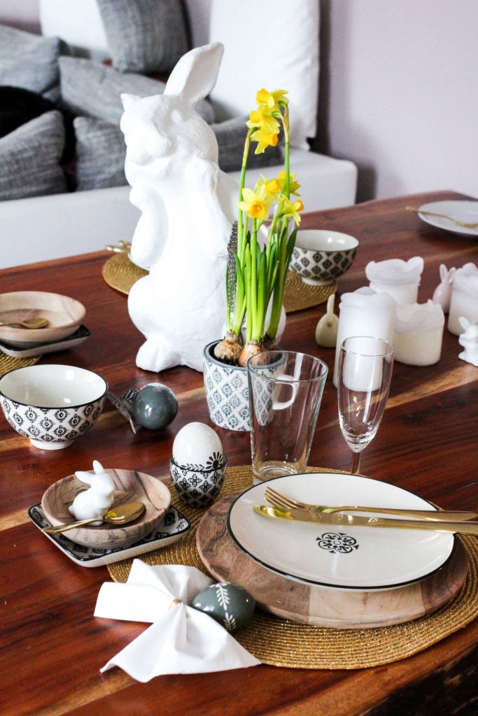 Oster Tisch Dekoration skandinavisches Design Ib Laursen Ostern Tisch dekorieren Besteck Gold Holzteller Interior Blog Ostereier Ediths Interior Blog 2