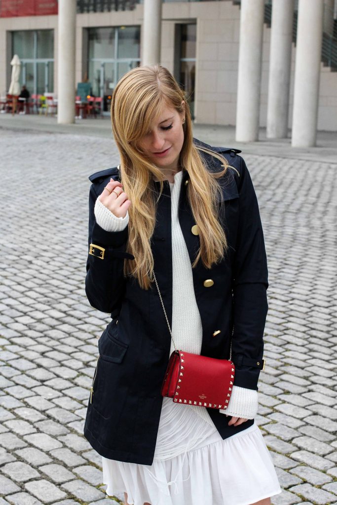 Blogger Outfit Saks OFF 5th Avenue Bonn Michael Kors Trenchcoat Valentino Tasche rot nieten 2