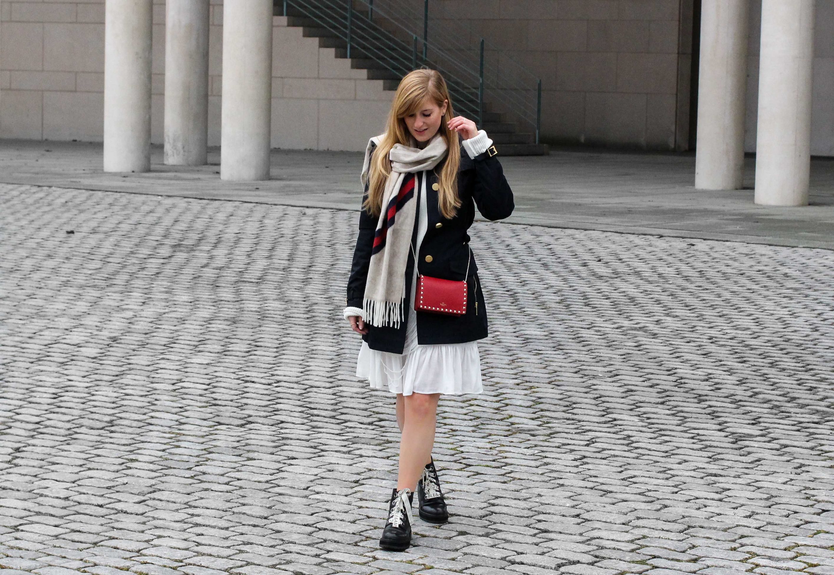 Blogger Outfit Saks OFF 5th Avenue Bonn Michael Kors Trenchcoat Valentino Tasche rot nieten