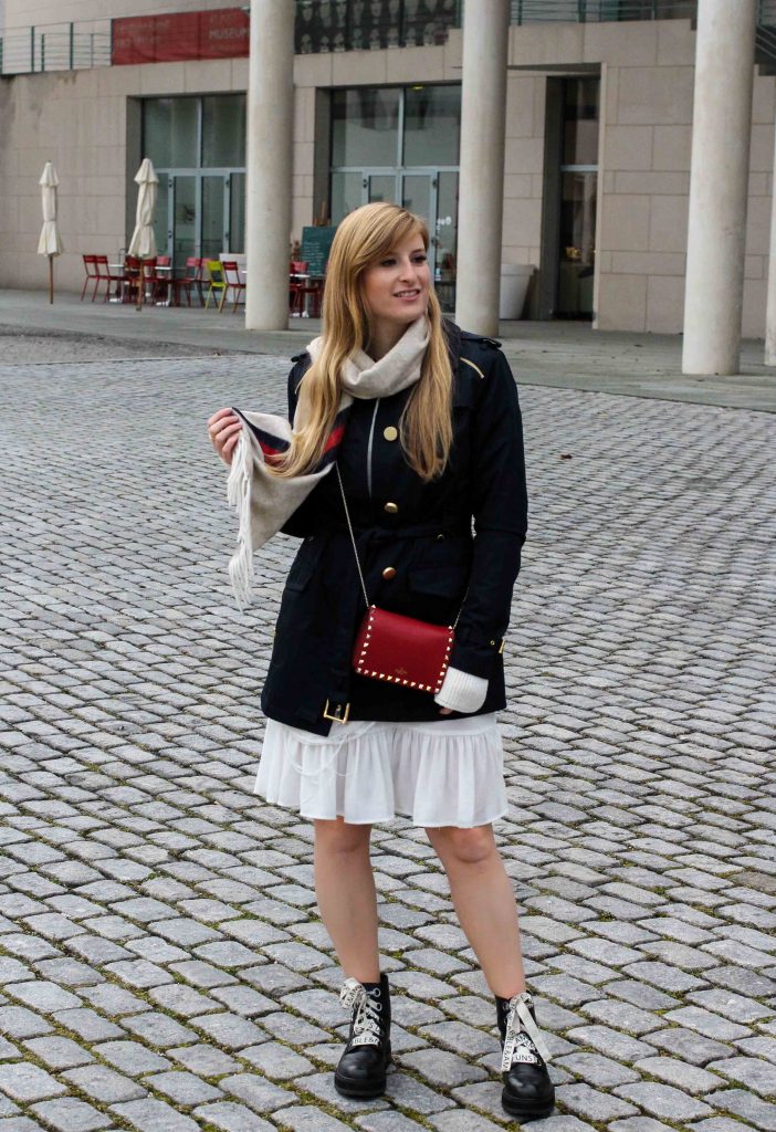 Blogger Outfit Saks OFF 5th Avenue Bonn Michael Kors Trenchcoat Valentino Tasche rot nieten 4
