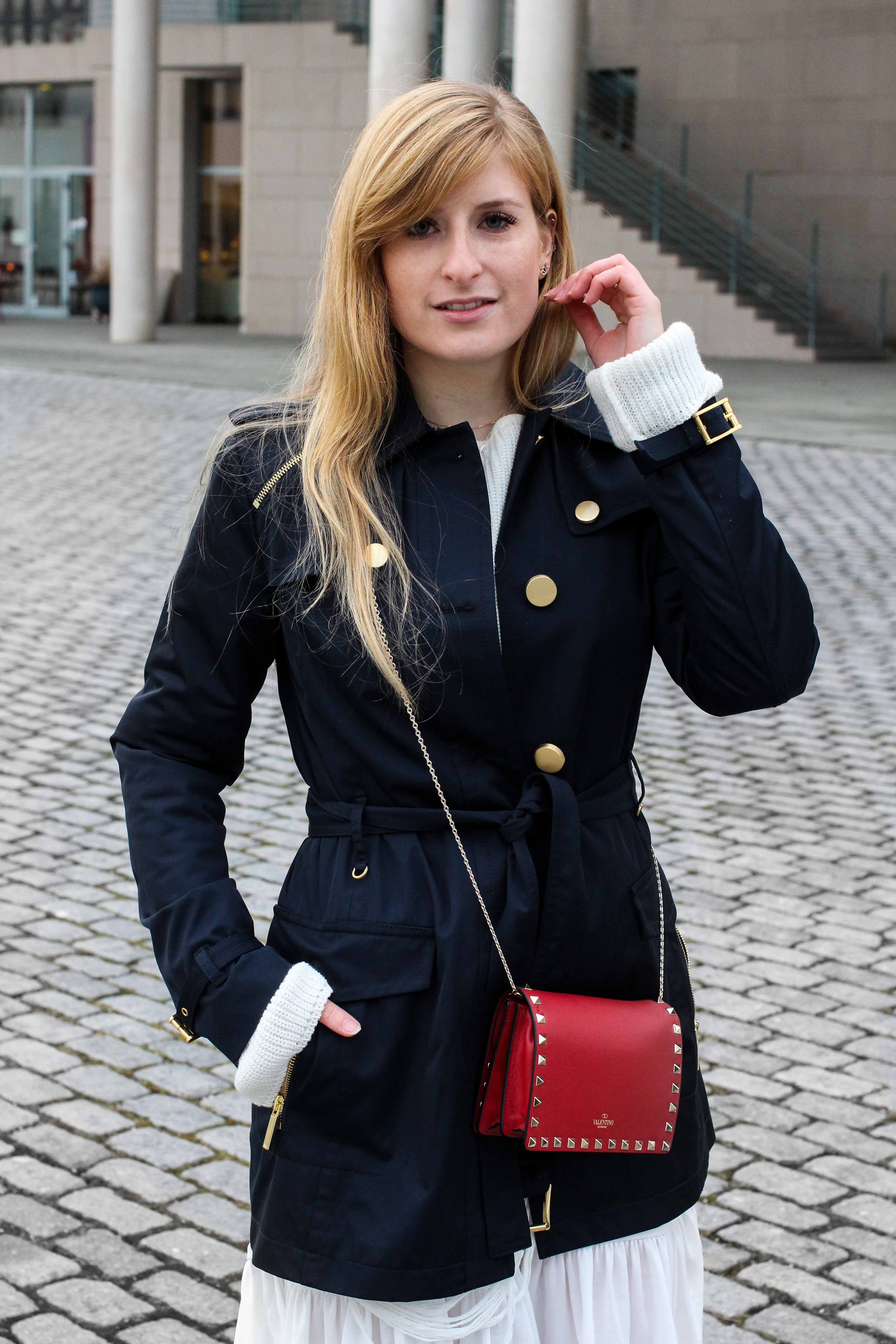 Blogger Outfit Saks OFF 5th Avenue Bonn Michael Kors Trenchcoat Valentino Tasche rot nieten 91