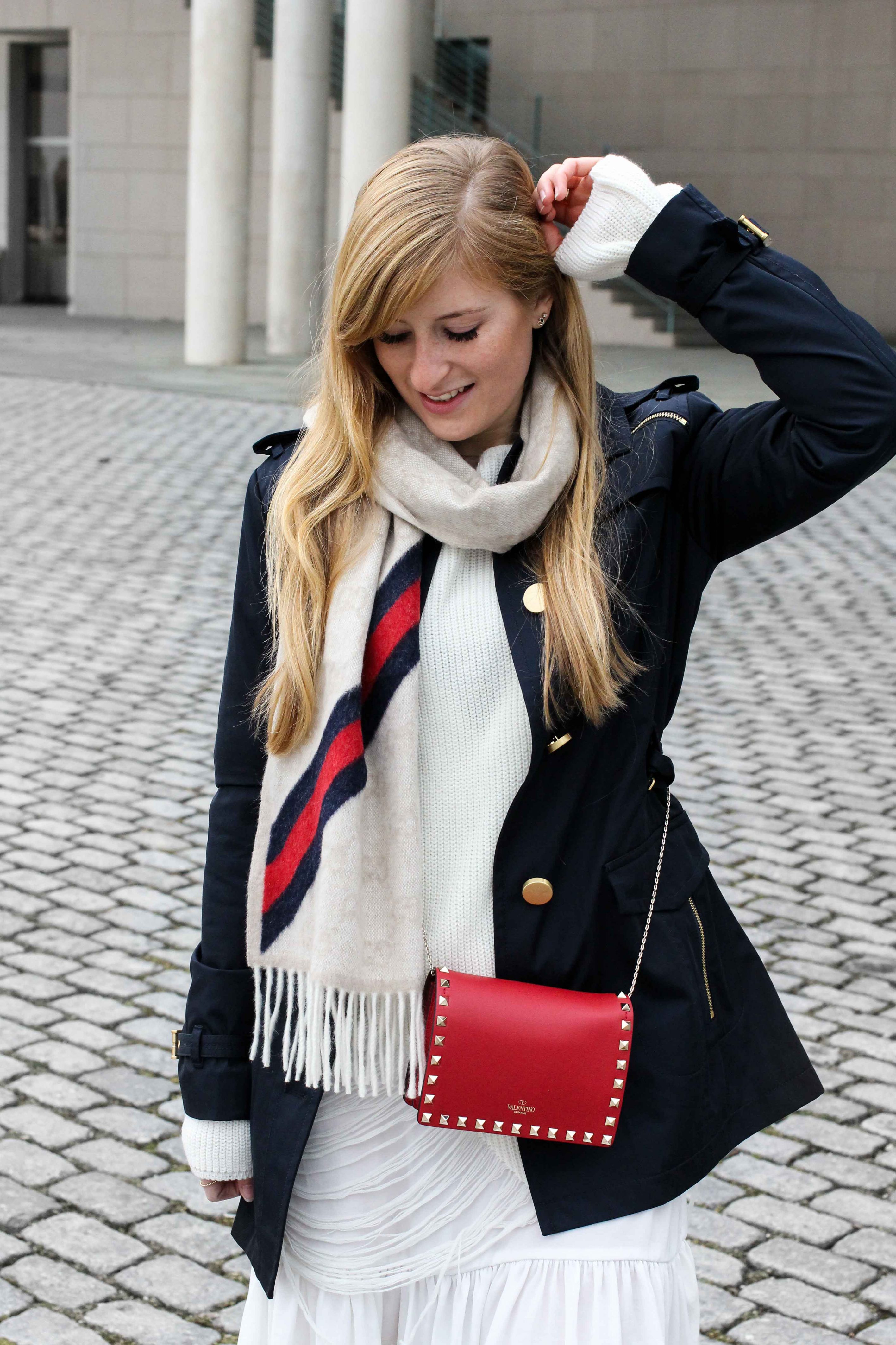 Blogger Outfit Saks OFF 5th Avenue Bonn Michael Kors Trenchcoat Valentino Tasche rot nieten Modeblog Bonn 94