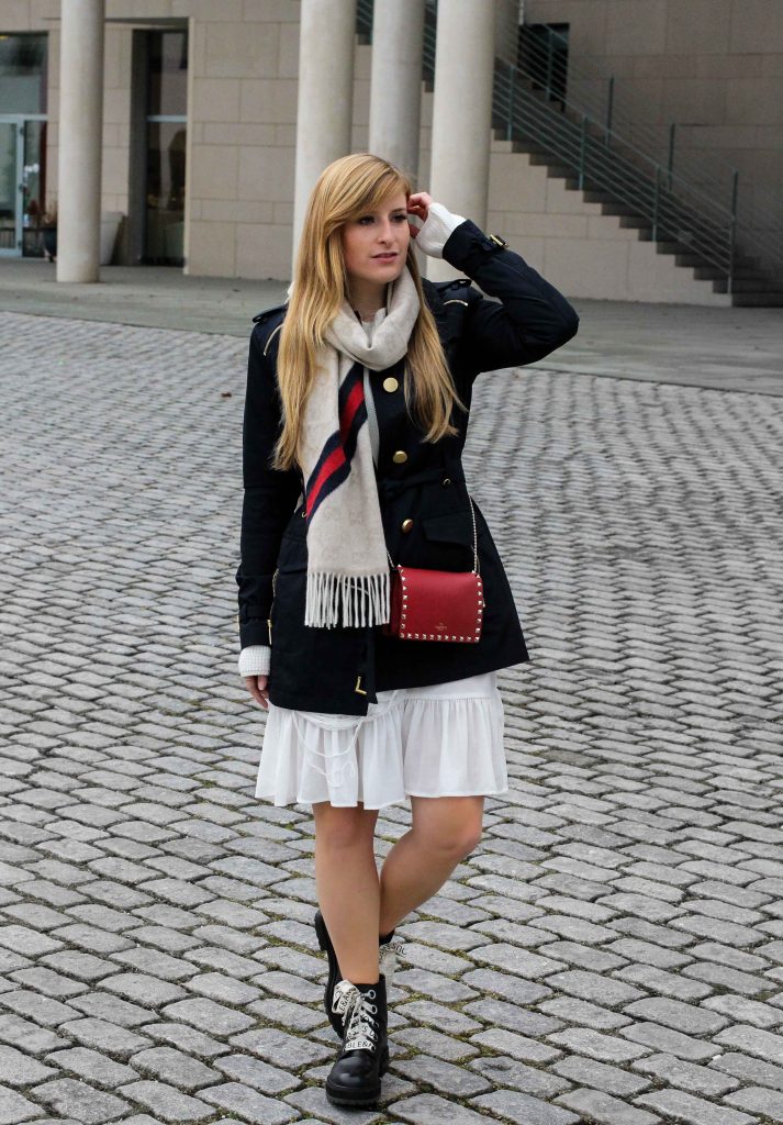 Blogger Outfit Saks OFF 5th Avenue Bonn Michael Kors Trenchcoat Valentino Tasche rot nieten Zara Boots 1