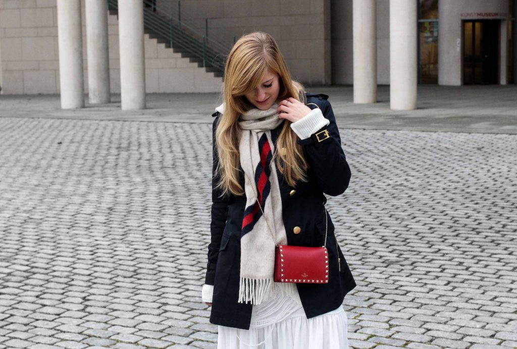 Blogger Outfit Saks OFF 5th Avenue Bonn Michael Kors Trenchcoat Valentino Tasche rot nieten gucci schal 92