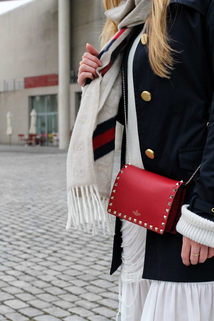 Blogger Outfit Saks OFF 5th Avenue Bonn Michael Kors Trenchcoat Valentino Tasche rot nieten kombinieren