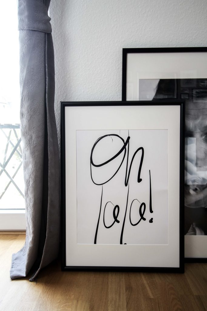 Interior Update Minimalistische Schwarz Weiß Fotografie Poster Posterlounge Einrichtung Oh la la Bild Wohnzimmer James Bond 007