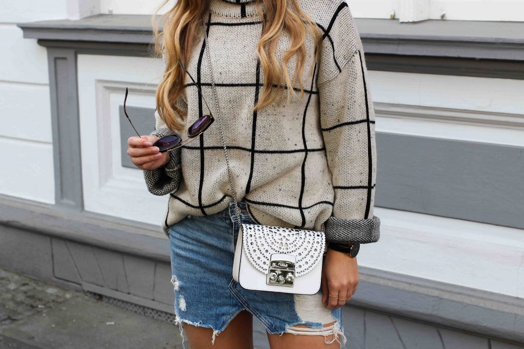 Prada Sonnenbrille Gold Jeansrock kombinieren Sommertasche Furla Metropolis weiß Bolero Mini Crossbody Streetstyle Modeblog Bonn Outfit 9