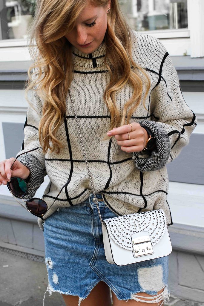 warmer Frühlingslook Rollkragenpullover Jeansrock kombinieren Sommertasche Furla Metropolis weiß Bolero Mini Crossbody Streetstyle Modeblog Bonn Outfit