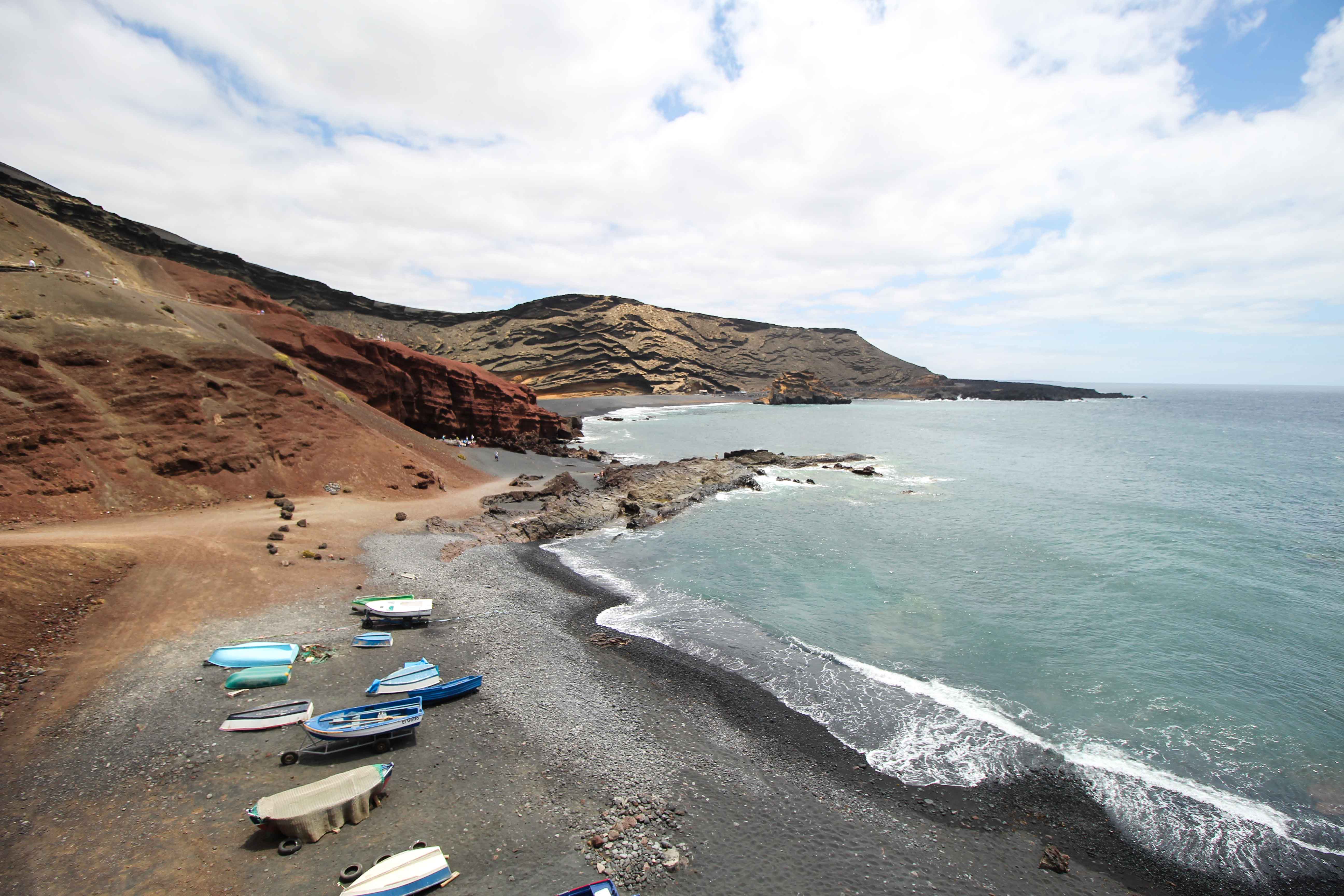 El Golfo schwarzer Strand Boote Klippen Meer Klippen Top 10 Tipps Lanzarote Sehenswürdigkeiten Insider Tipps Lanzarote Spanien