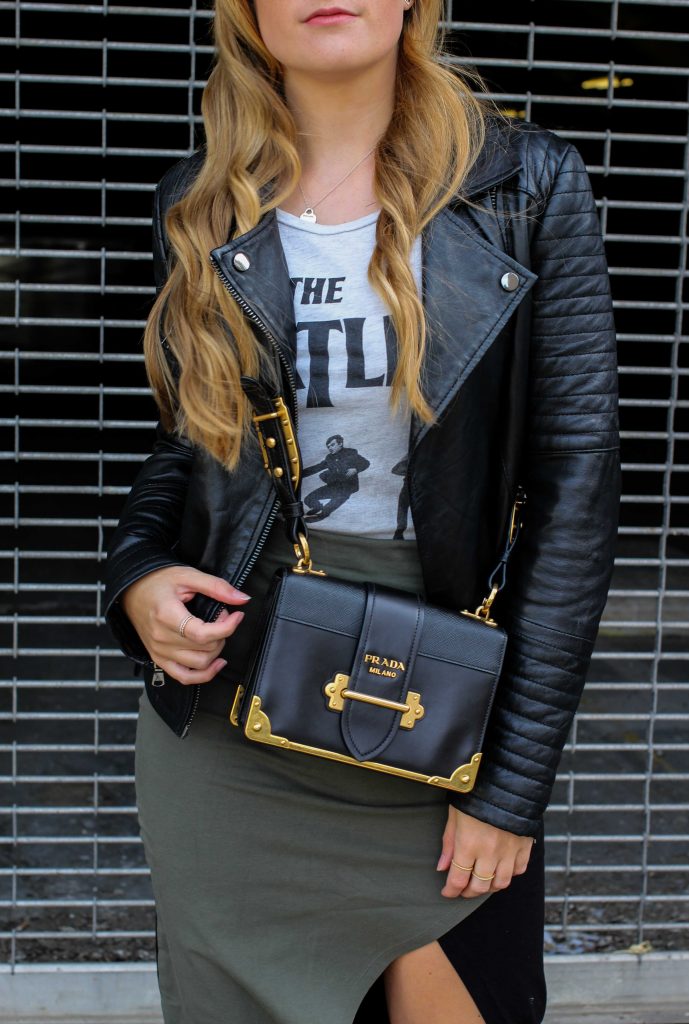 Sommer Streetstyle 2018 asymmetrischer Rock Asos kombinieren Bandshirt the beatles Lederjacke Prada Cahier Designertasche Modeblog Köln Blogger DE Outfit Sommer Inspiration Details