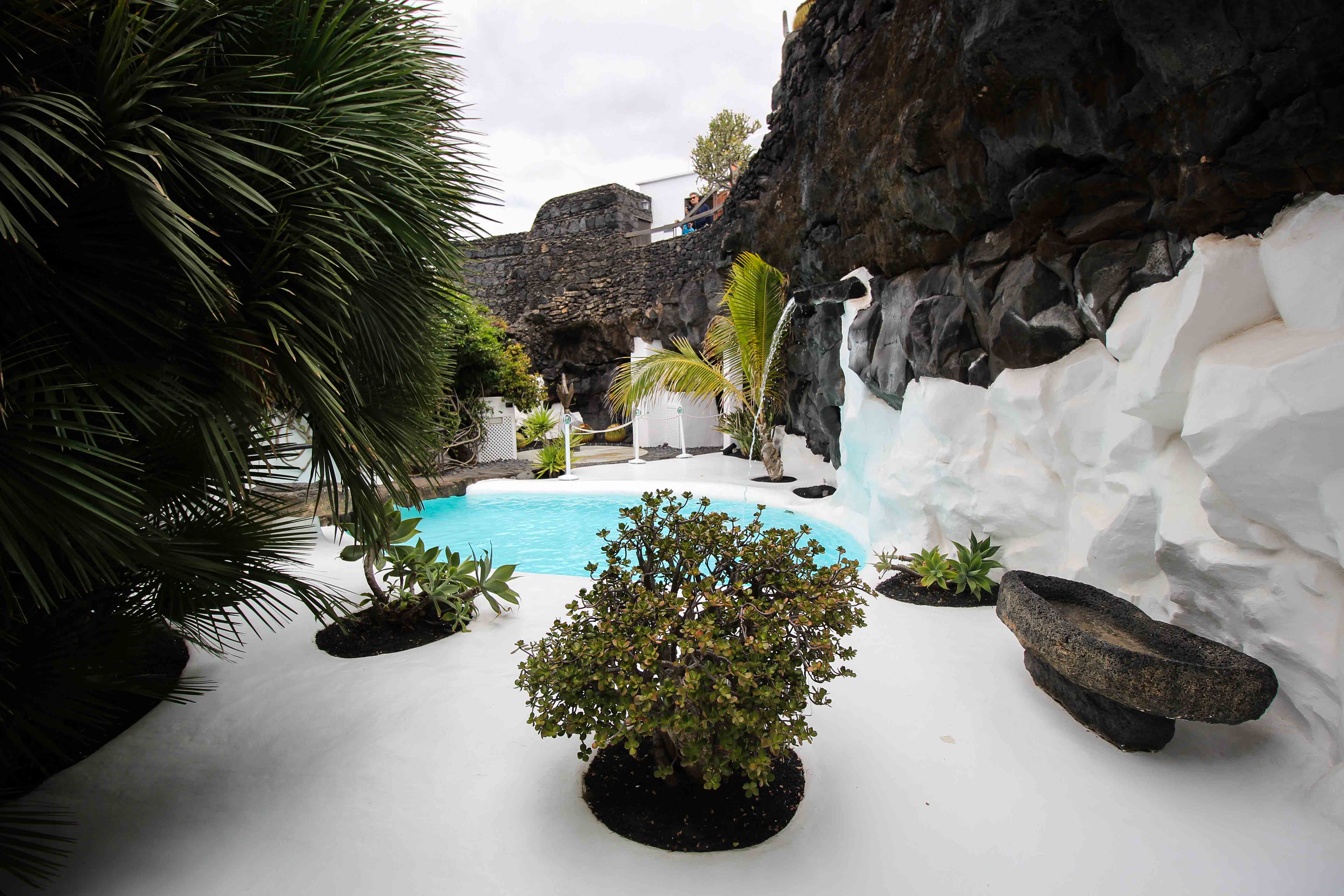 Top 10 Tipps Lanzarote Sehenswürdigkeiten Insider Tipps Lanzarote Spanien Fundación César Manrique Pool Garten Reiseblog