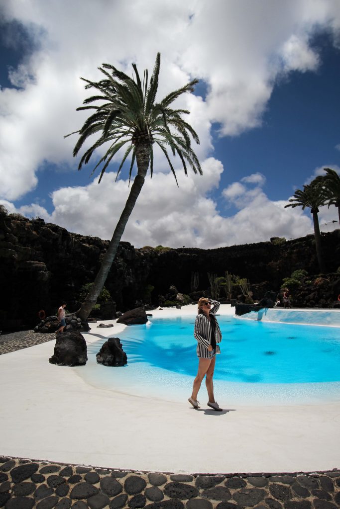 Top 10 Tipps Lanzarote Sehenswürdigkeiten Insider Tipps Lanzarote Spanien Jameos del Agua blauer See Brinisfashionbook Reiseblog