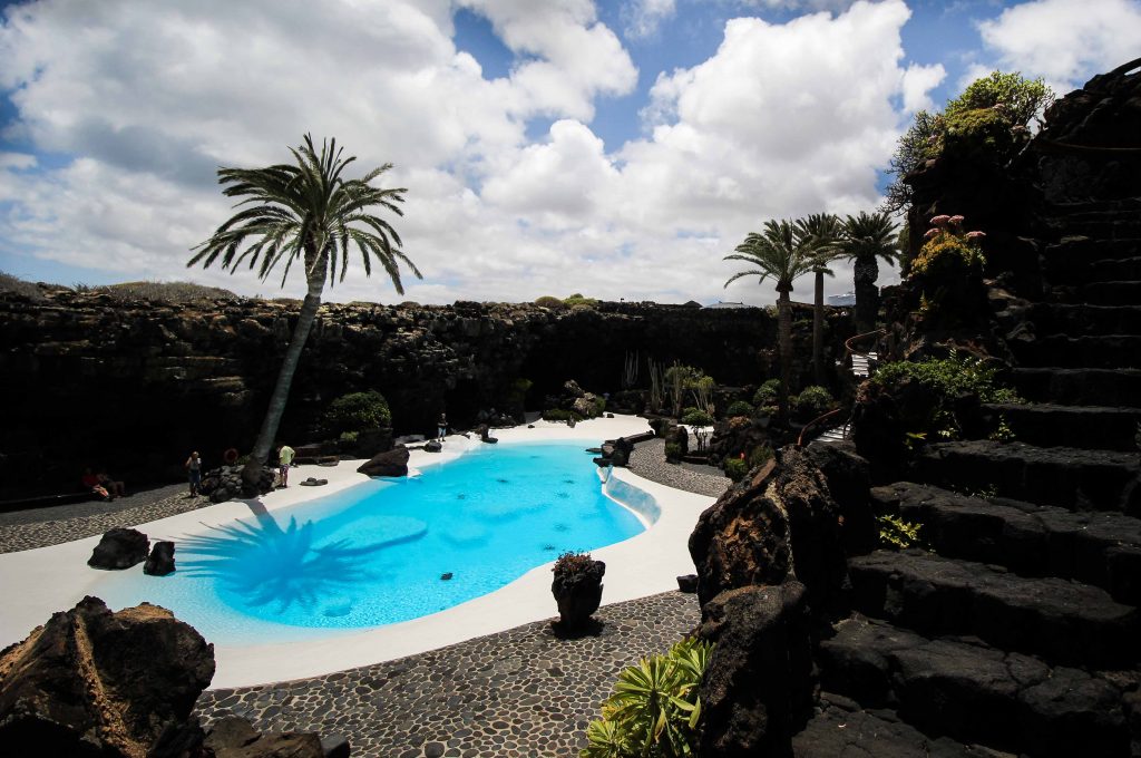 Top 10 Tipps Lanzarote Sehenswürdigkeiten Insider Tipps Lanzarote Spanien Jameos del Agua blauer See Reiseblog