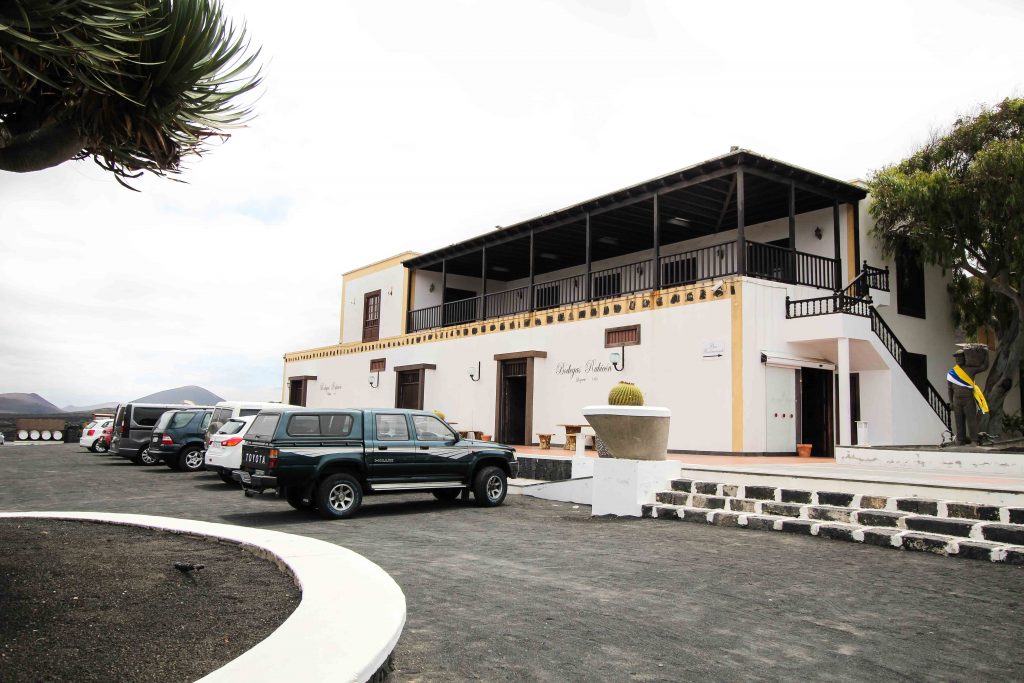 Top 10 Tipps Lanzarote Sehenswürdigkeiten Insider Tipps Lanzarote Spanien La Geria Weinbaugebiet Wein Vulkan Bodega Rubicon Winzer