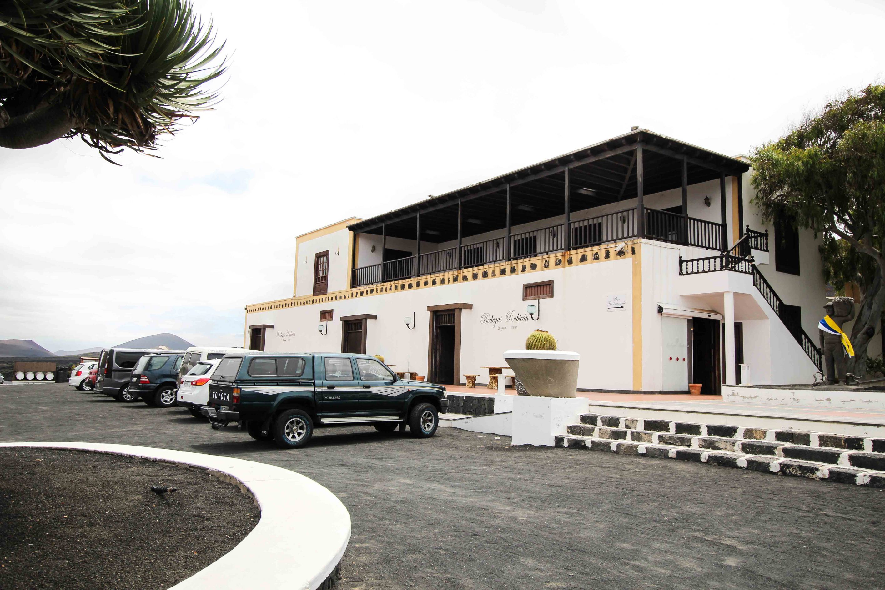 Top 10 Tipps Lanzarote Sehenswürdigkeiten Insider Tipps Lanzarote Spanien La Geria Weinbaugebiet Wein Vulkan Bodega Rubicon Winzer