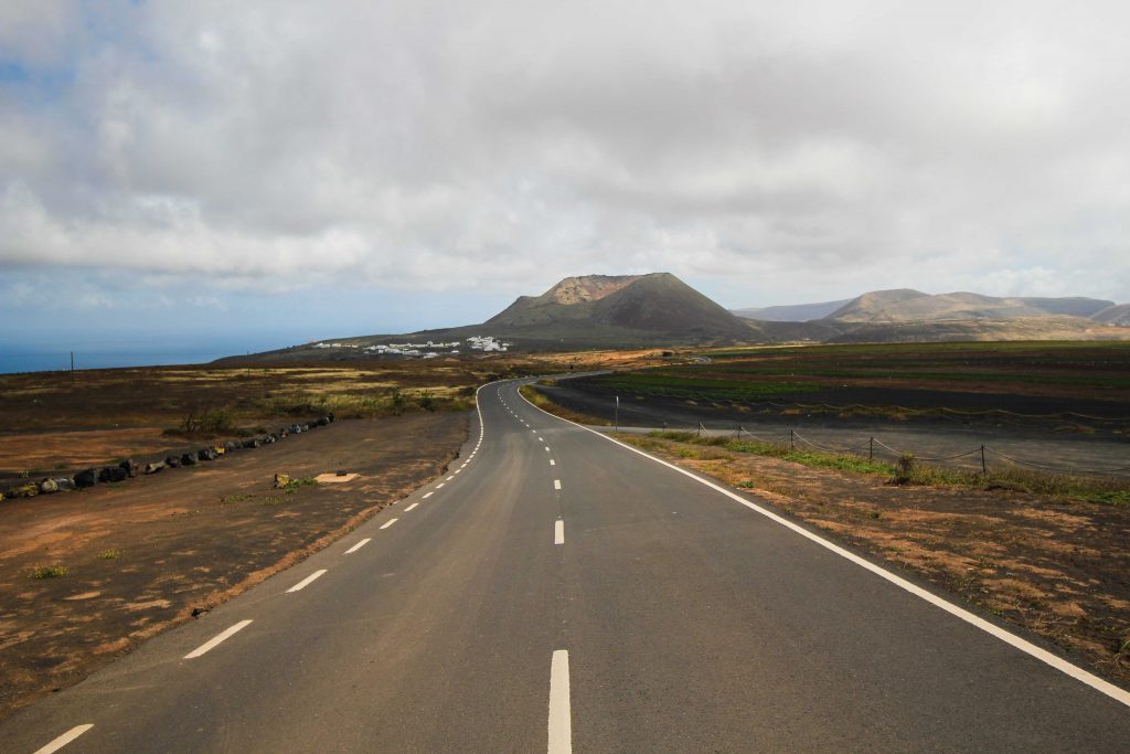 Top 10 Tipps Lanzarote Sehenswürdigkeiten Insider Tipps Lanzarote Spanien Mietwagen Straße Roadtrip Route Reiseblog