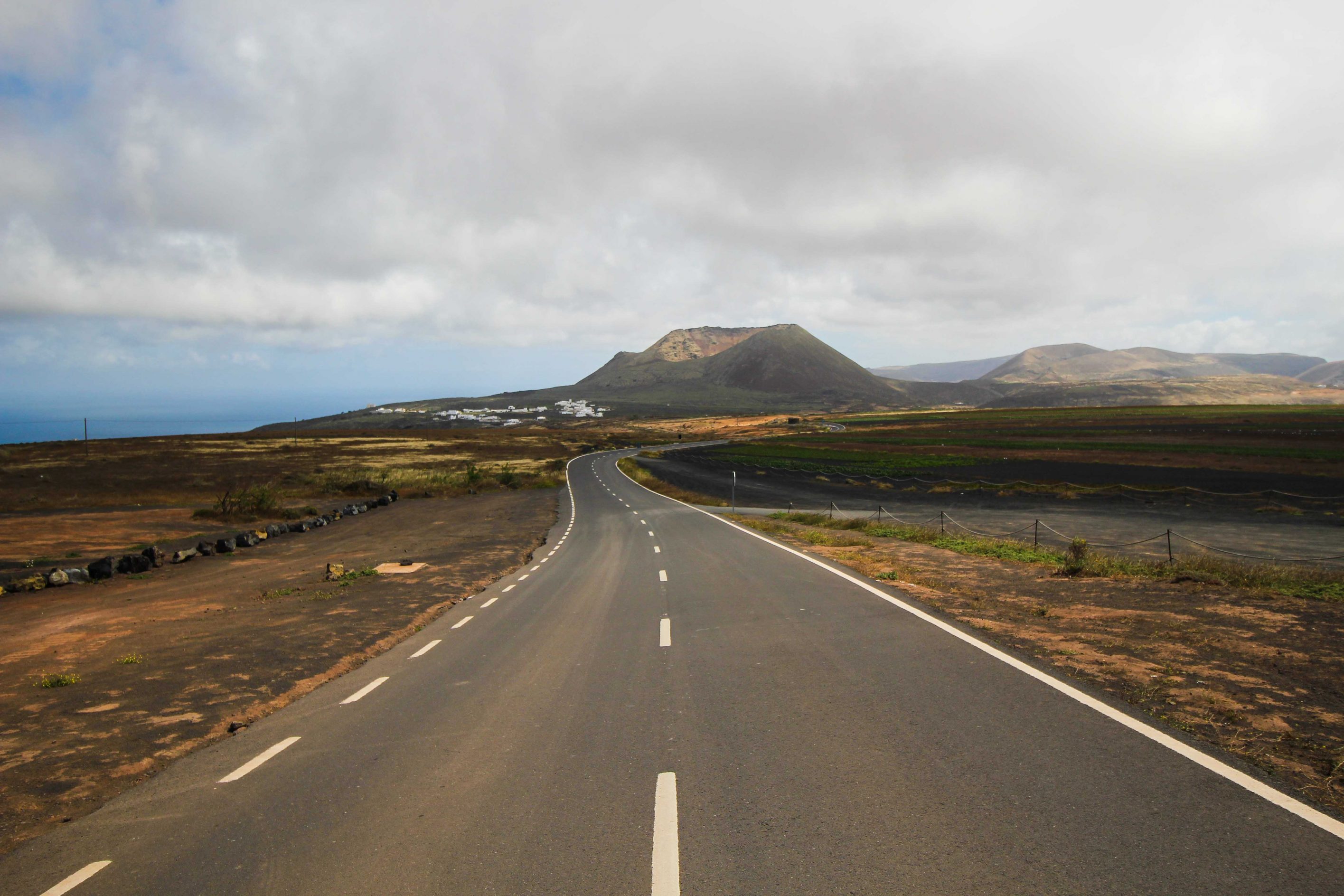 Top 10 Tipps Lanzarote Sehenswürdigkeiten Insider Tipps Lanzarote Spanien Mietwagen Straße Roadtrip Route Reiseblog