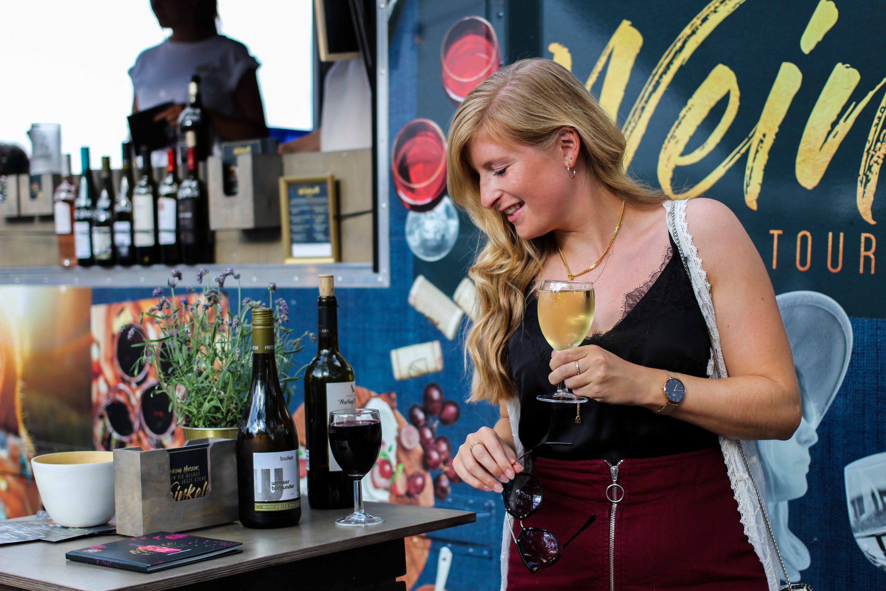 Aldi Süd Wein Tour Weinprobe Wein Truck Rheinuferfest Köln Weißwein Rotwein Outfit Stadtfest 2