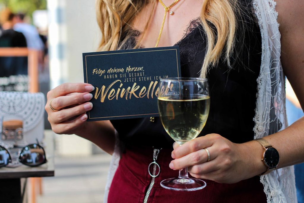 Aldi Süd Wein Tour Weinprobe Wein Truck Rheinuferfest Köln Weißwein weisser burgunder Fritz Keller Folge deinem Herzen haben sie gesagt jetzt stehe ich im Weinkeller Weinspruch