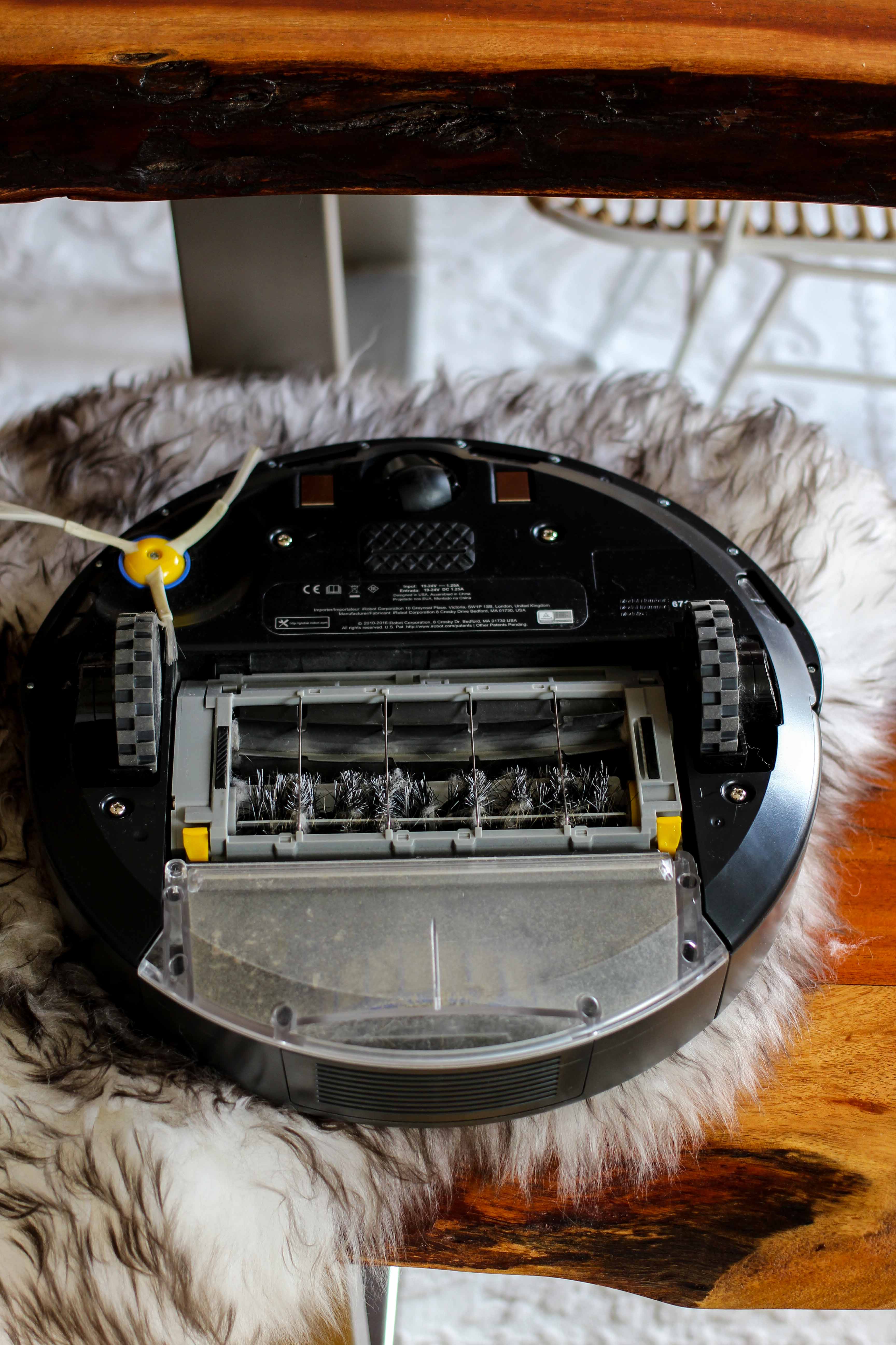 Amazon IRobot Roomba 671 Saugroboter Bewertung Erfahrungsbericht Staubsauger Ladestation Blogger Haushaltshilfe Staubsaugroboter Test 2018 Bürste unten