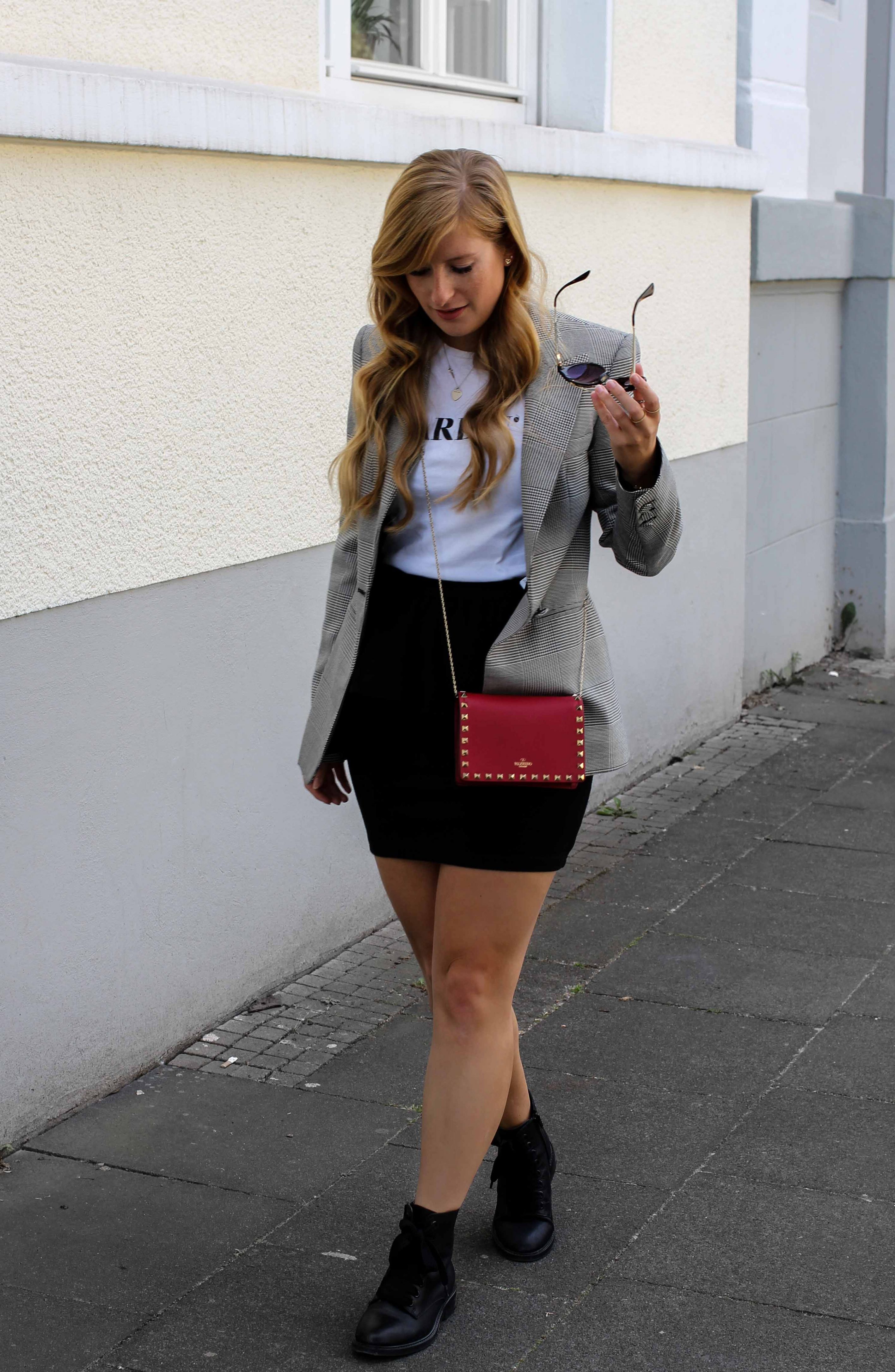 Casual Business Look Karo Blazer Zara Statement Shirt Darlin Nakd Edited Boots Schleife Modeblogger Bonn Valentino Tasche Rot 3