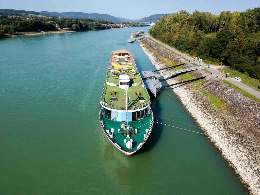 Donaukreuzfahrt-A-Rosa-Bella-Flusskreuzfahrtschiff-Donau-Arosa-Deck-Drohne