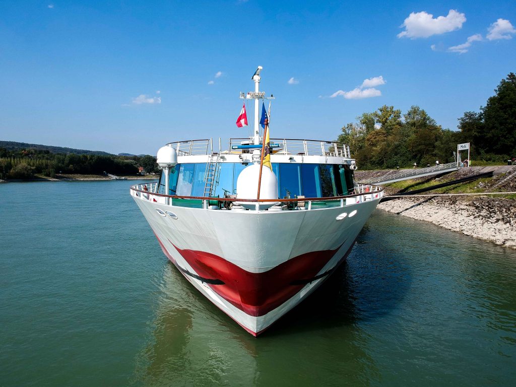 Donaukreuzfahrt-A-Rosa-Bella-Flusskreuzfahrtschiff-Donau-Arosa-Logo-Rose