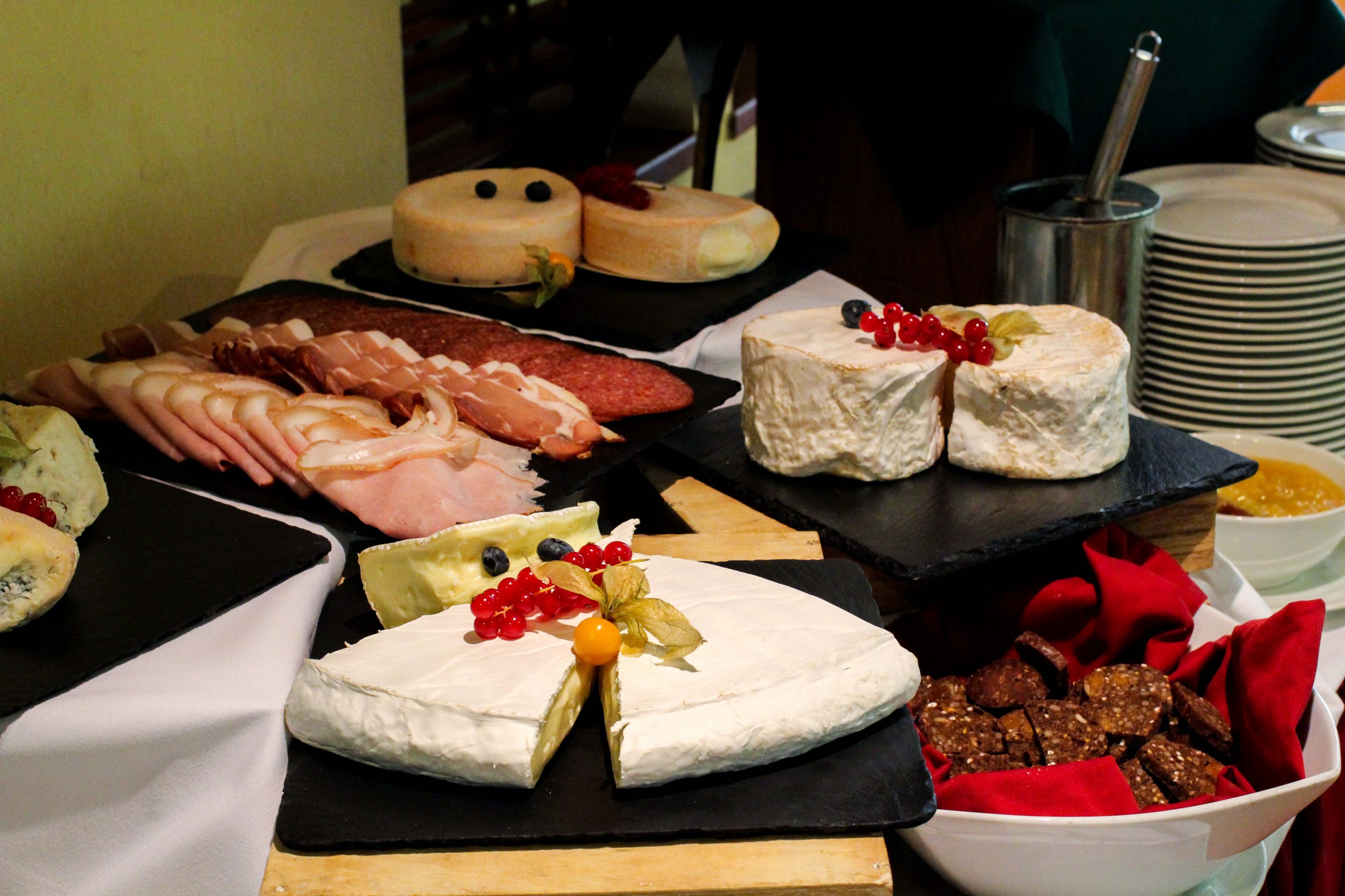 Donaukreuzfahrt A-Rosa Bella Restaurant Buffet Käseplatte Flusskreuzfahrt Flusskreuzfahrtschiff 7 Tage Donau Klassik Tour Arosa Reiseblogger