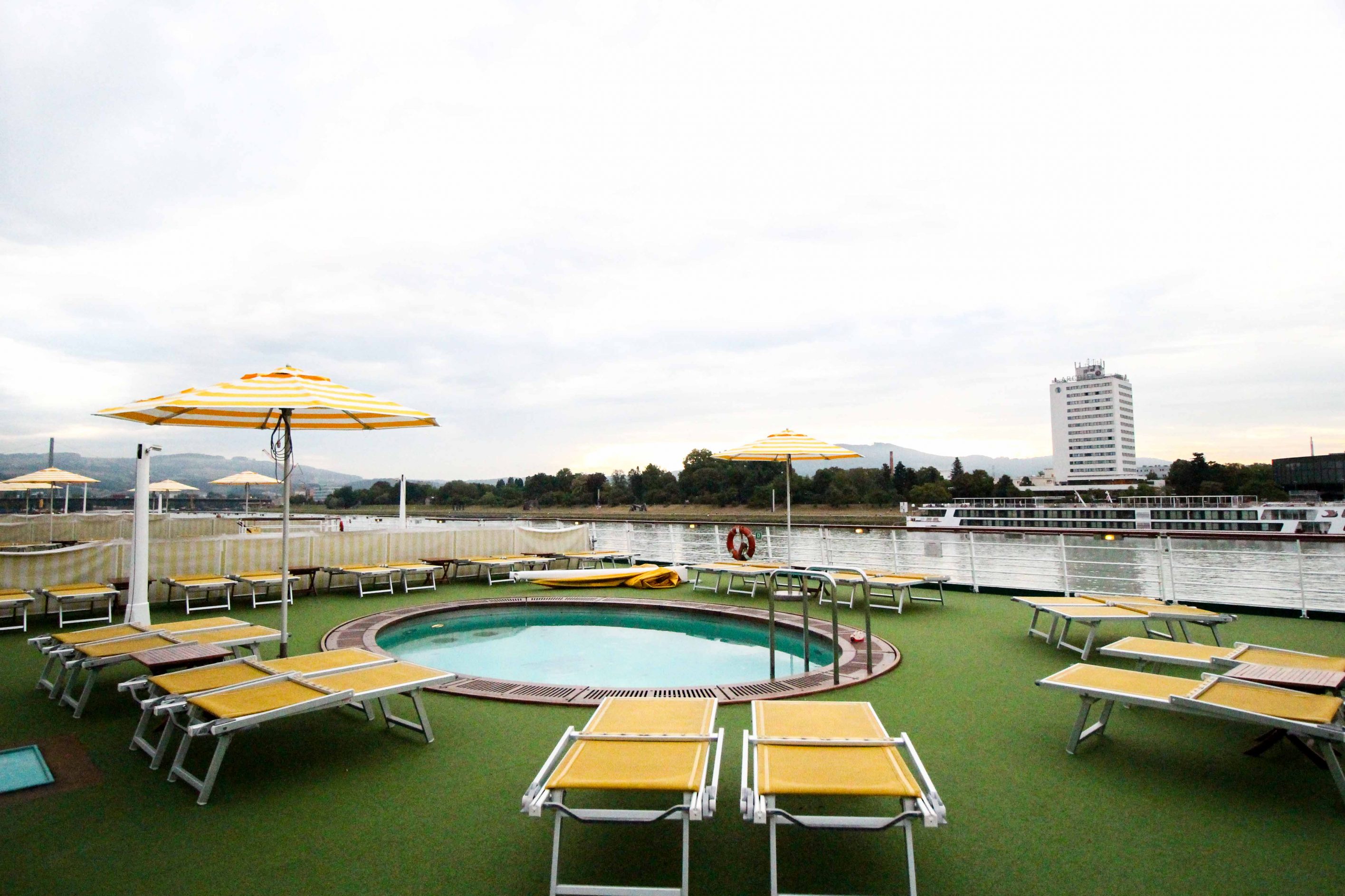 Donaukreuzfahrt A-Rosa Bella Sonnendeck Pool Flusskreuzfahrt Flusskreuzfahrtschiff Donau Melk 7 Tage Donau Klassik Tour Arosa Reiseblogger