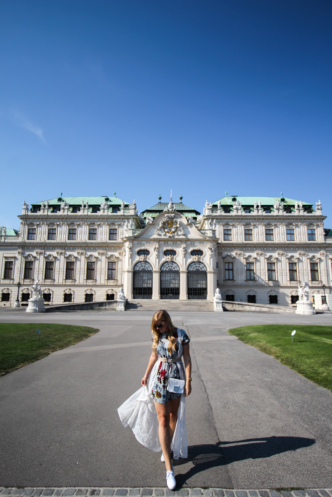 Romantisches Blumenkleid Schloss Belvedere Wien Outfit Prinzessin Fashionblog Modeblog Reiseblog Brinisfashionbook Instagram Location Wien