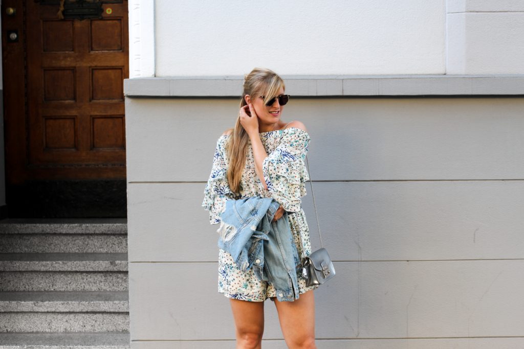 Blumenprint Jumpsuit Offshoulder IRL Collection Vipsters Ripped Jeansjacke Zalando kombinieren Outfit Herbst Modeblog 5