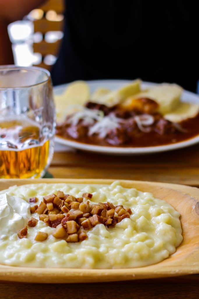 Bratislava Insider Tipps Sehenswürdigkeiten Bratislava Nationalgericht Slowakei Brimennocken typischen Essen Donaukreuzfahrt Arosa