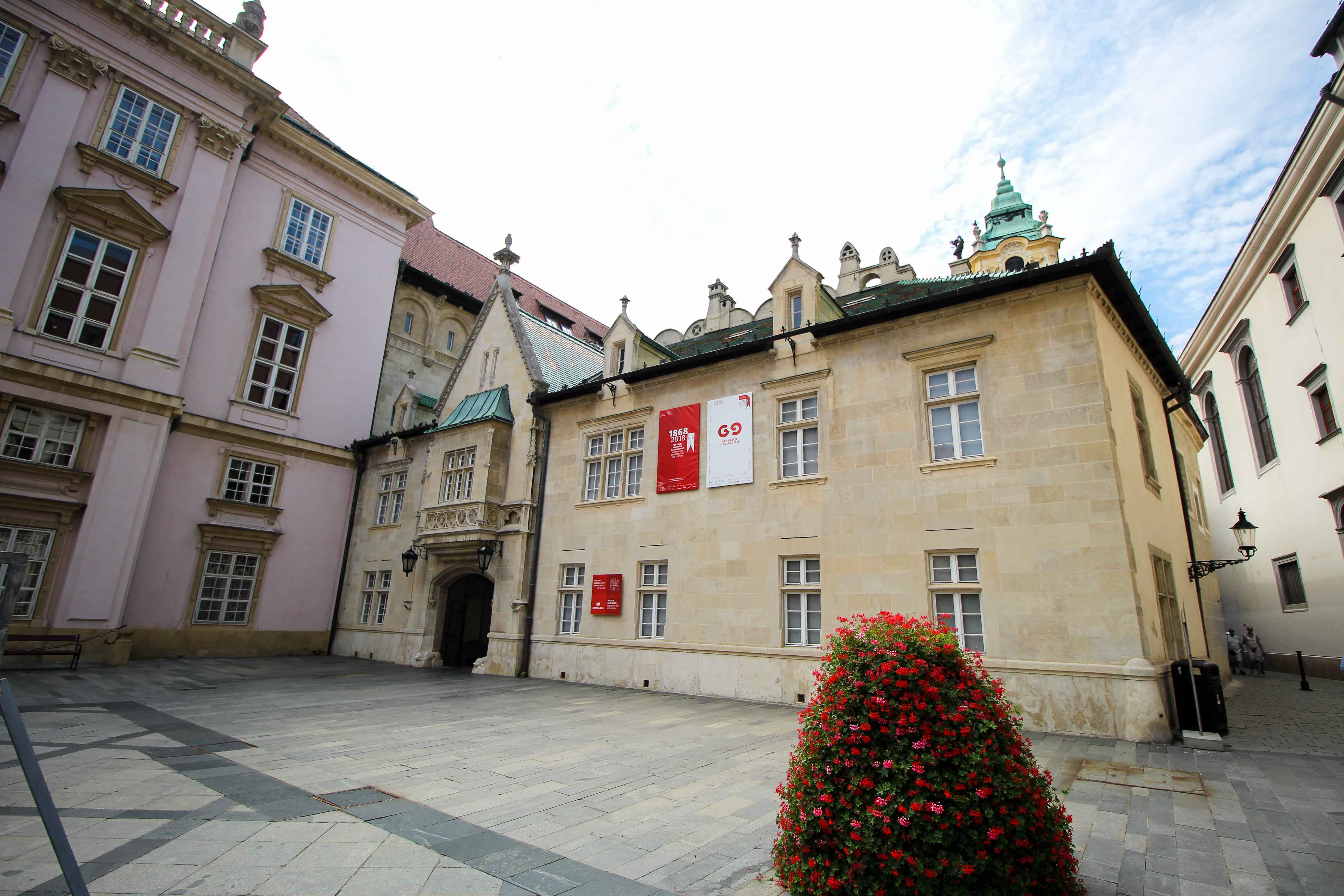 Bratislava Insider Tipps Sehenswürdigkeiten Rathaus Donaukreuzfahrt Arosa