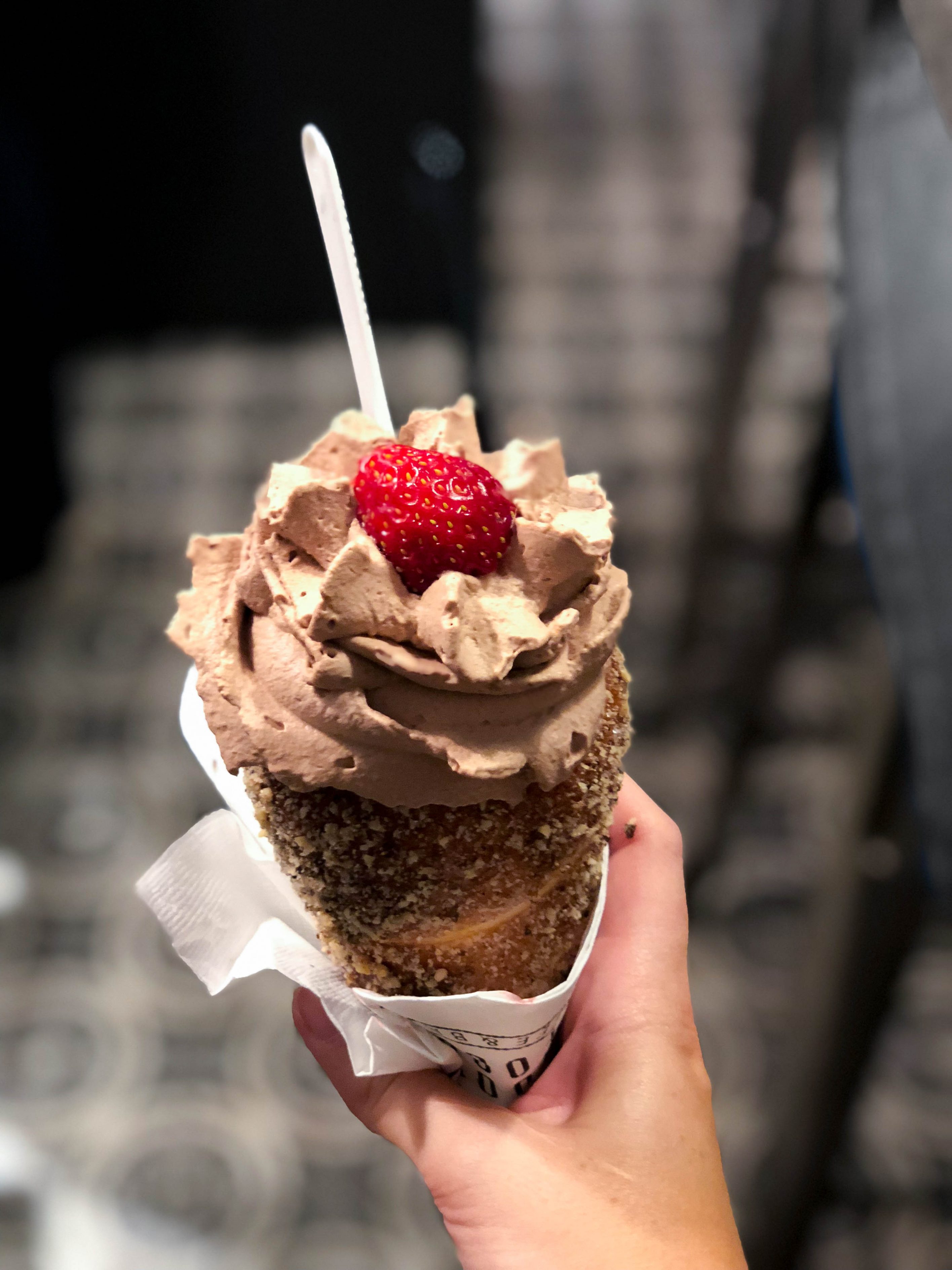 Good Food Coffee Bakery Restaurant Insider Tipps Prag Food Tipps besten Restaurants Tredlnik Bamstriezel Schokosahne Erdbeere