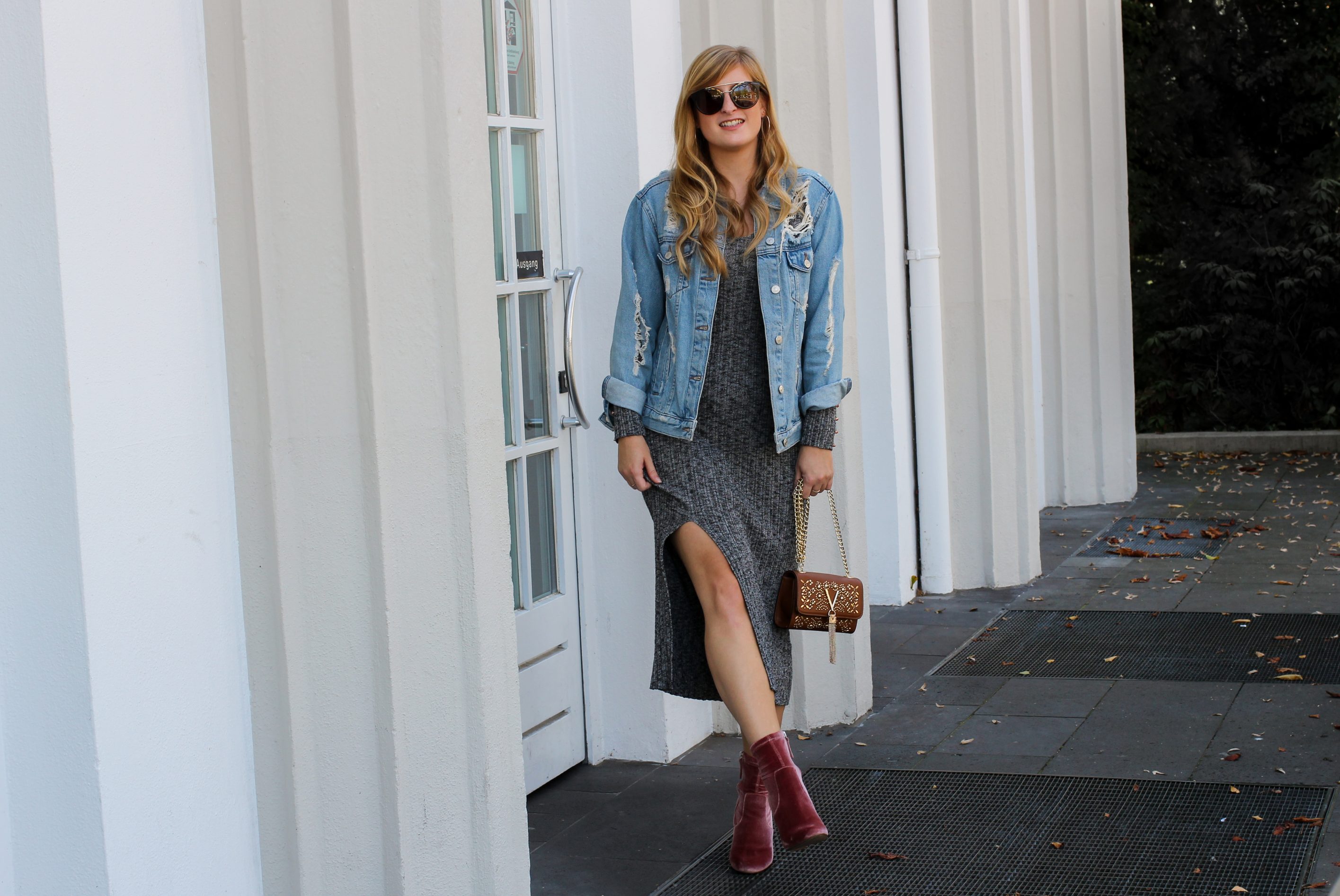 Herbstfavorit Wollkleid grau kombinieren Outfit rosa samt Heels Stiefeletten Jeansjacke Valentino Handbags Fashion Blog Bonn