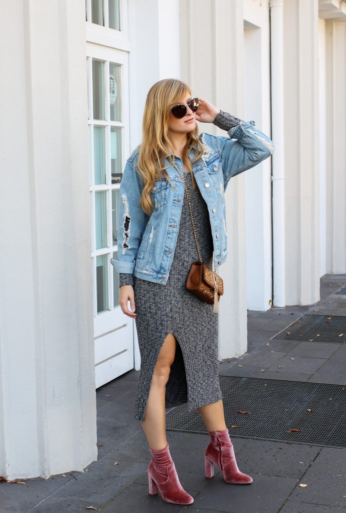 Herbstfavorit Wollkleid grau kombinieren Outfit rosa samt Heels Stiefeletten Jeansjacke Valentino Handbags Fashion Blog Bonn Herbstoutfit 1