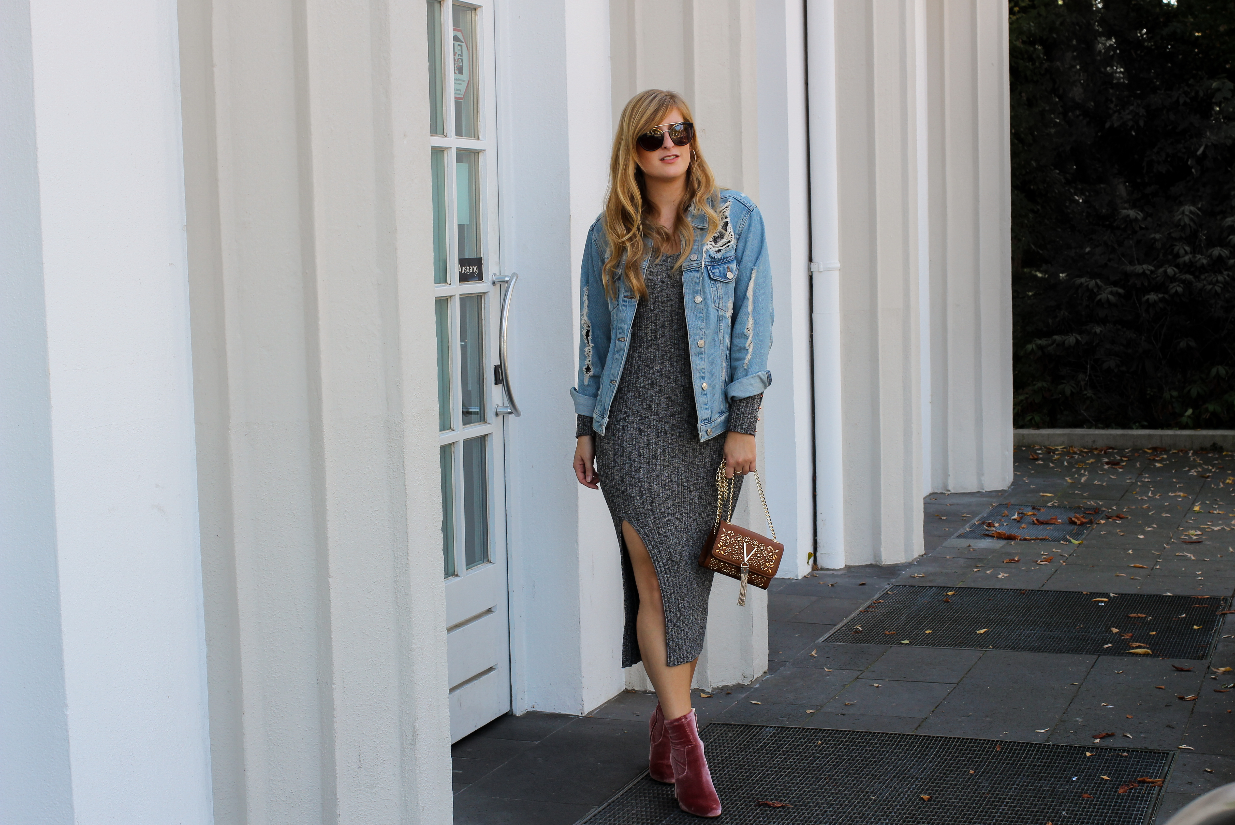 Herbstfavorit Wollkleid grau kombinieren Outfit rosa samt Heels Stiefeletten Jeansjacke Valentino Handbags Fashion Blog Bonn Herbstoutfit 7