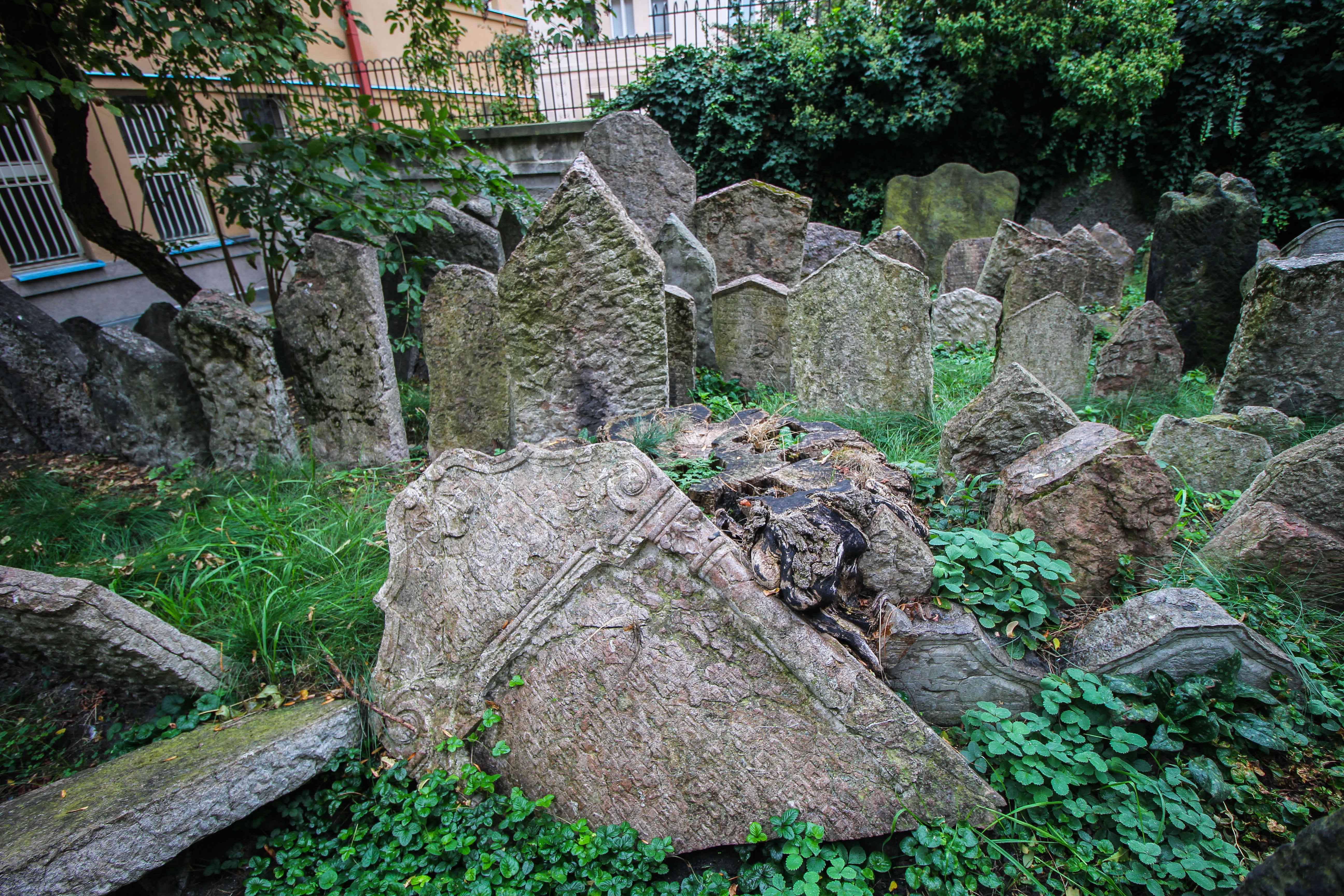Top 10 Tipps Kurztrip Prag alter jüdischer Friedhof jüdisches Viertel Sehenswürdigkeiten Prag Insidertipps Reiseblog Grabstein