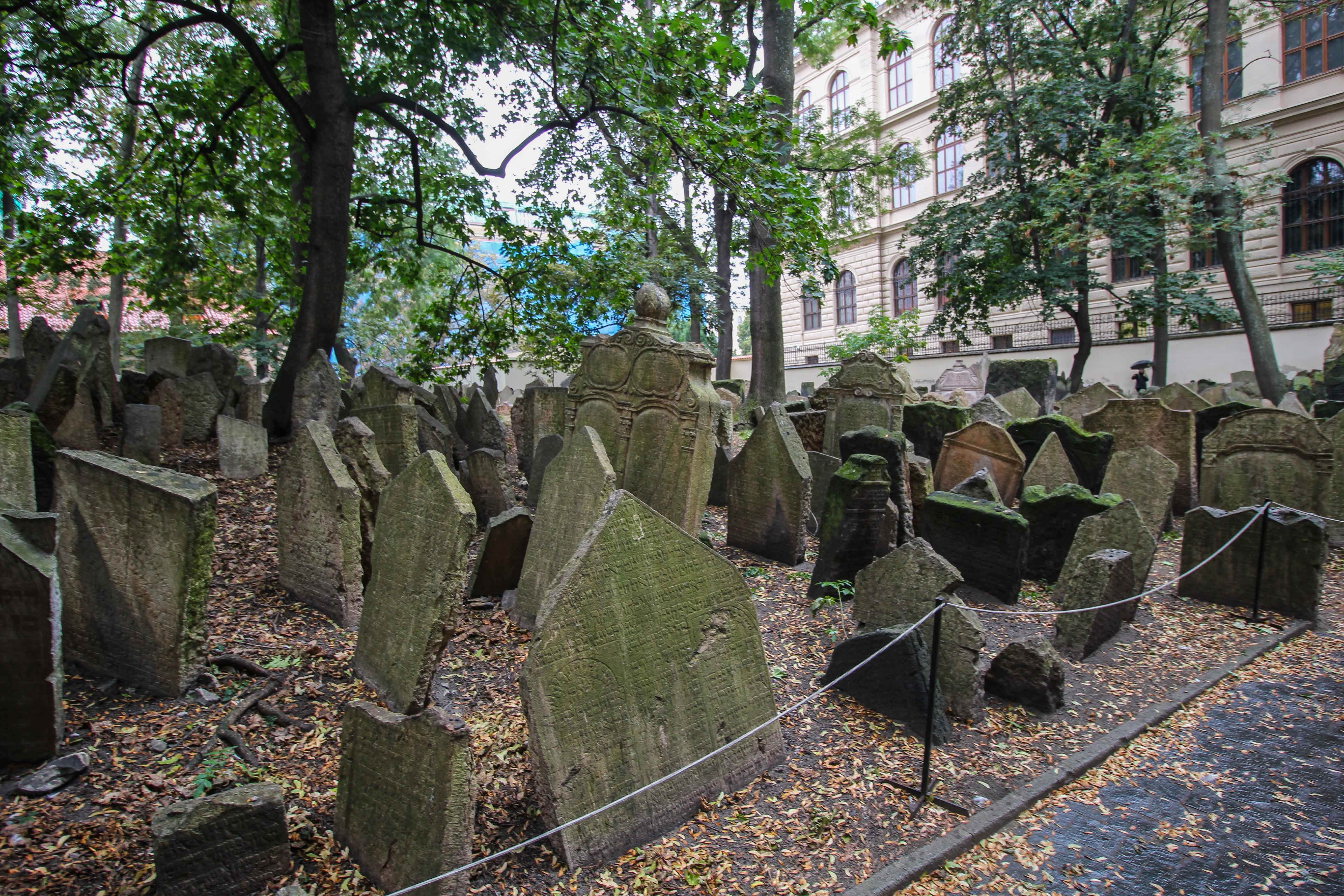 Top 10 Tipps Kurztrip Prag alter jüdischer Friedhof jüdisches Viertel Sehenswürdigkeiten Prag Insidertipps Reiseblog Grabsteine