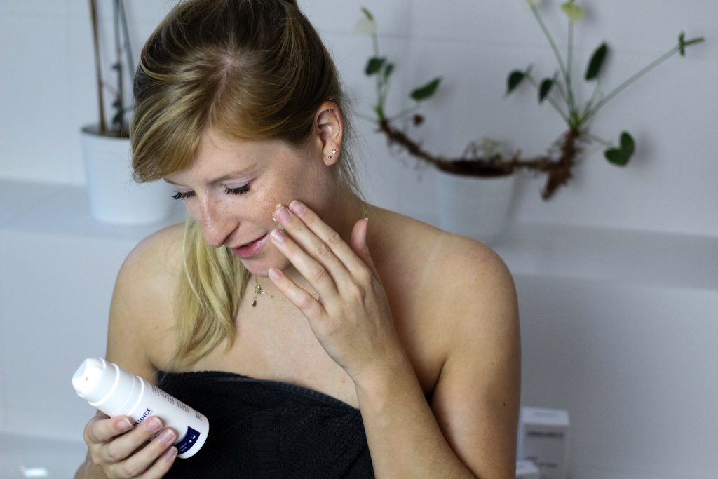 Blogger Adventskalender Gewinnspiel Dermasence Hautpflege Winter AHA Body Face Lotion Beauty Blogger Tipps