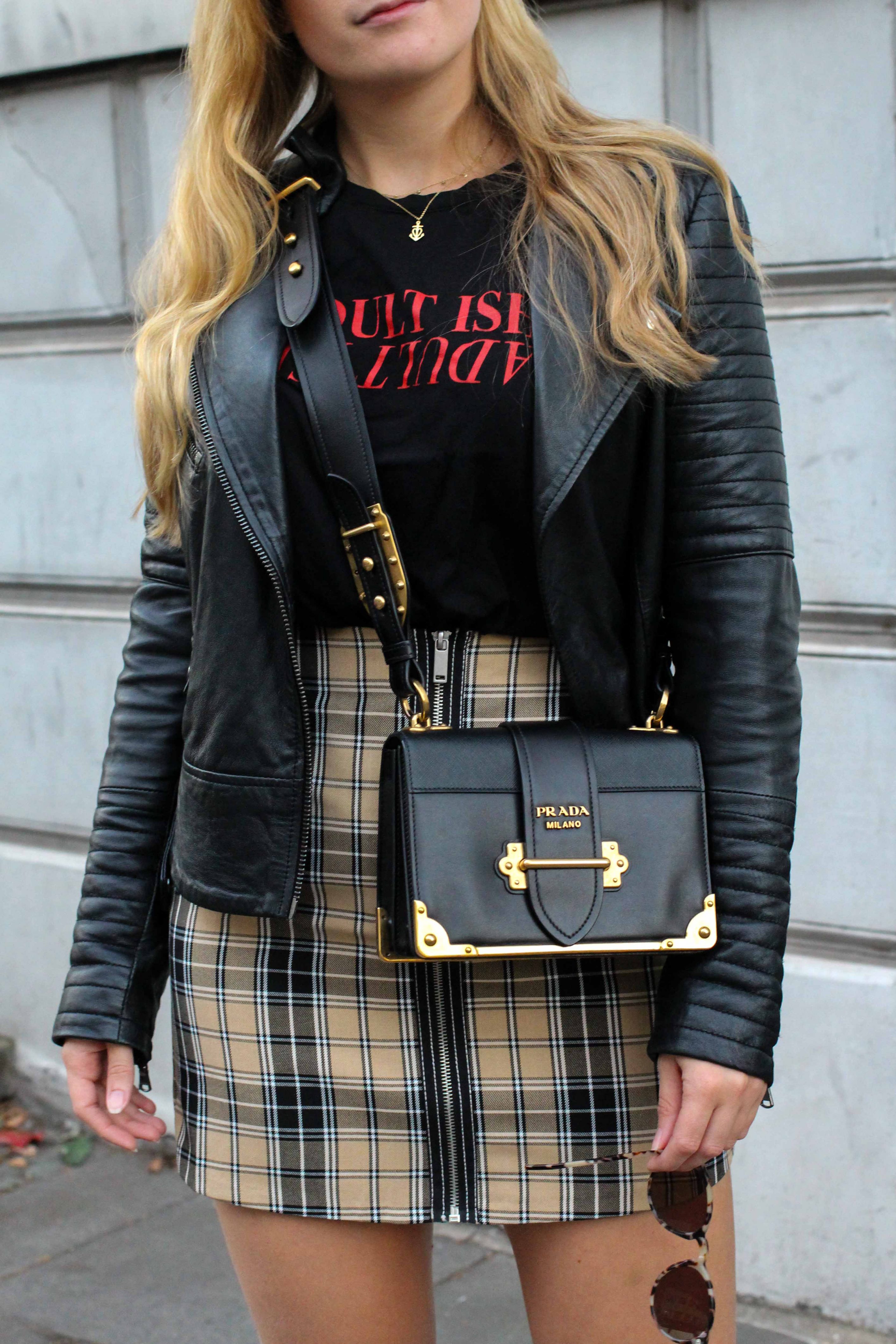 Outfit Karorock kombinieren Lederjacke Details Statement Shirt Adultish Übergangslook Modeblog Prada Cahier Tasche schwarz Bonn 5