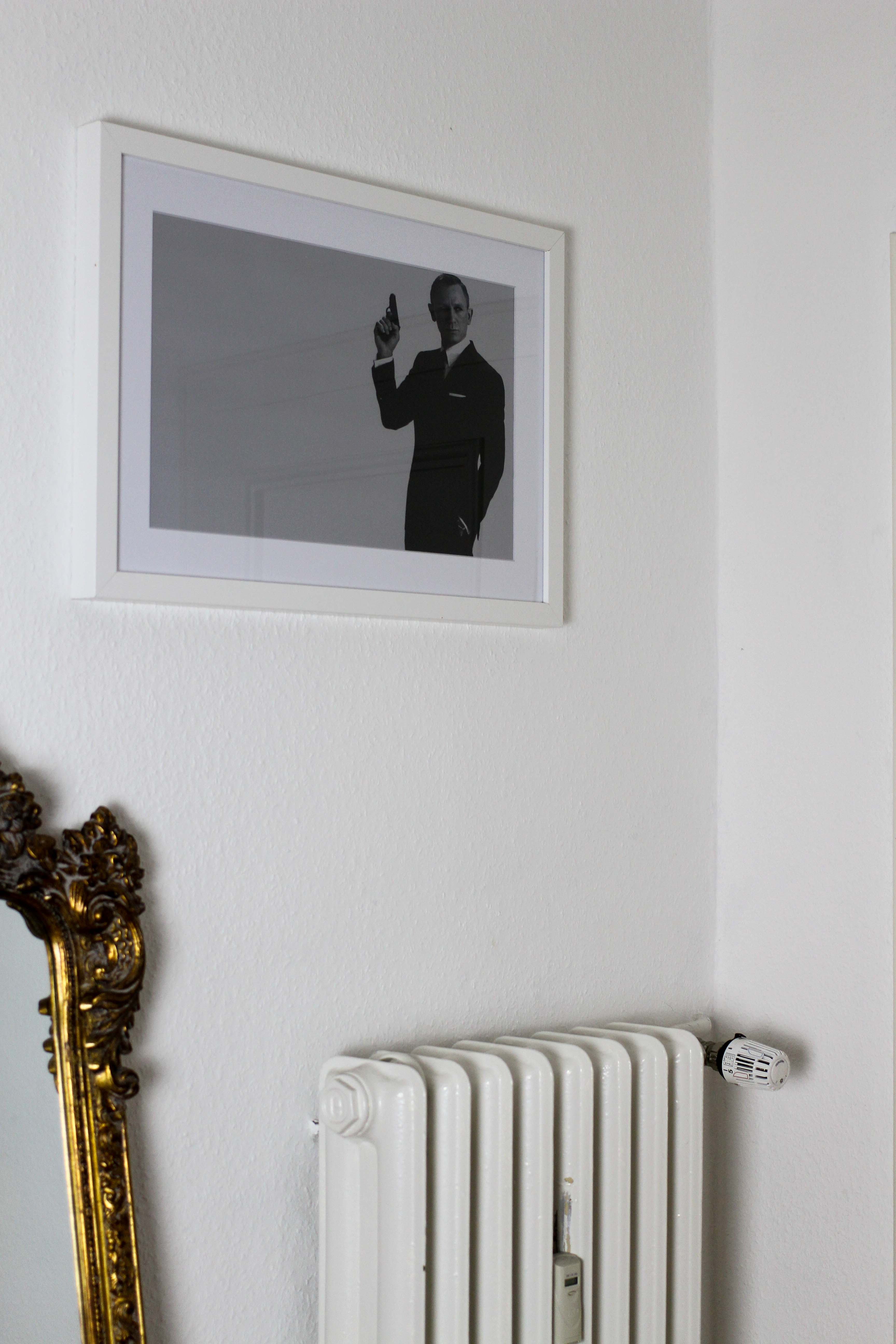 Interior Blogger Flur gestalten Möbel Motive Pixers James Bond 007 schwarz weiß bild 2