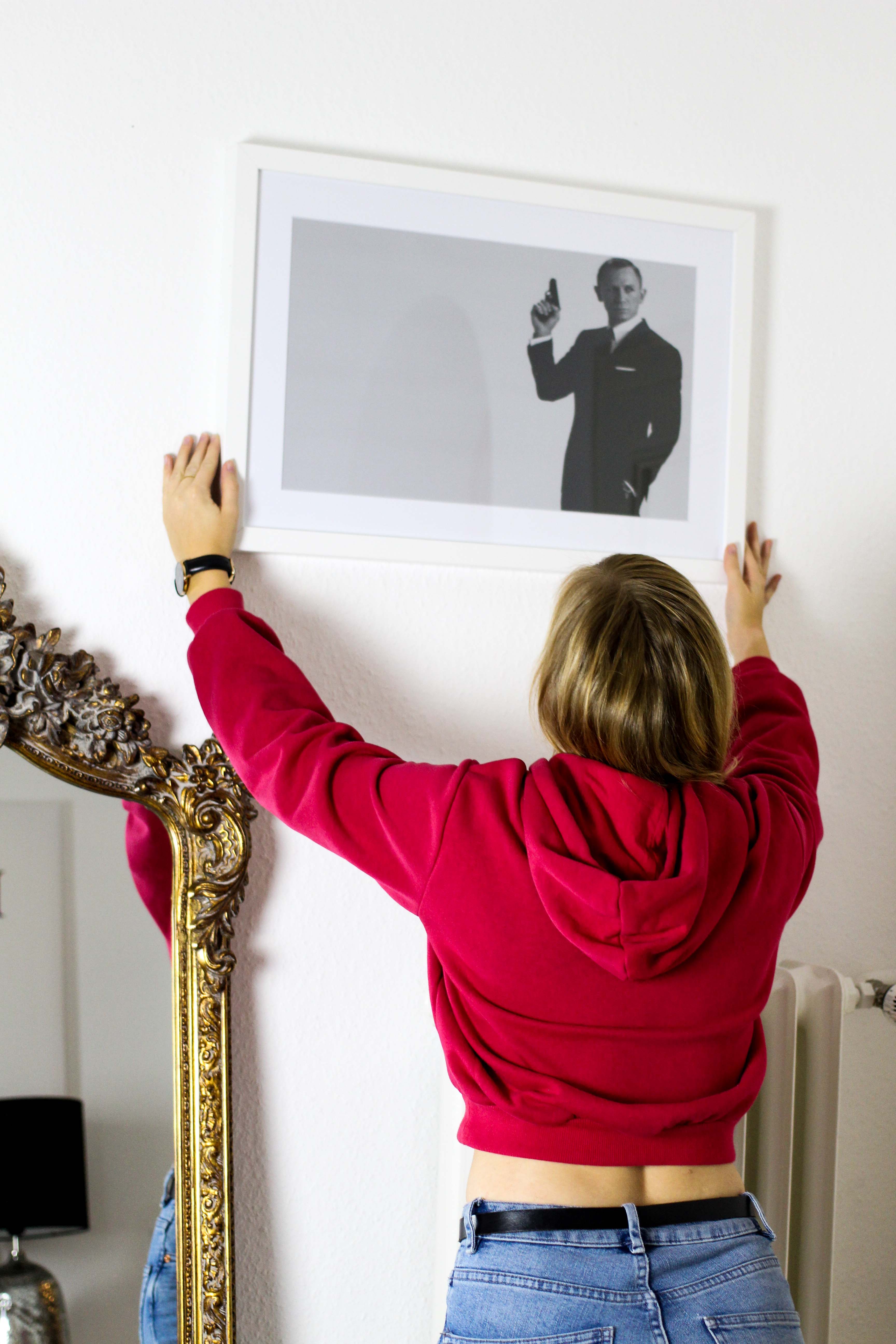 Interior Blogger Flur gestalten Möbel Motive Pixers James Bond 007 schwarz weiß bild