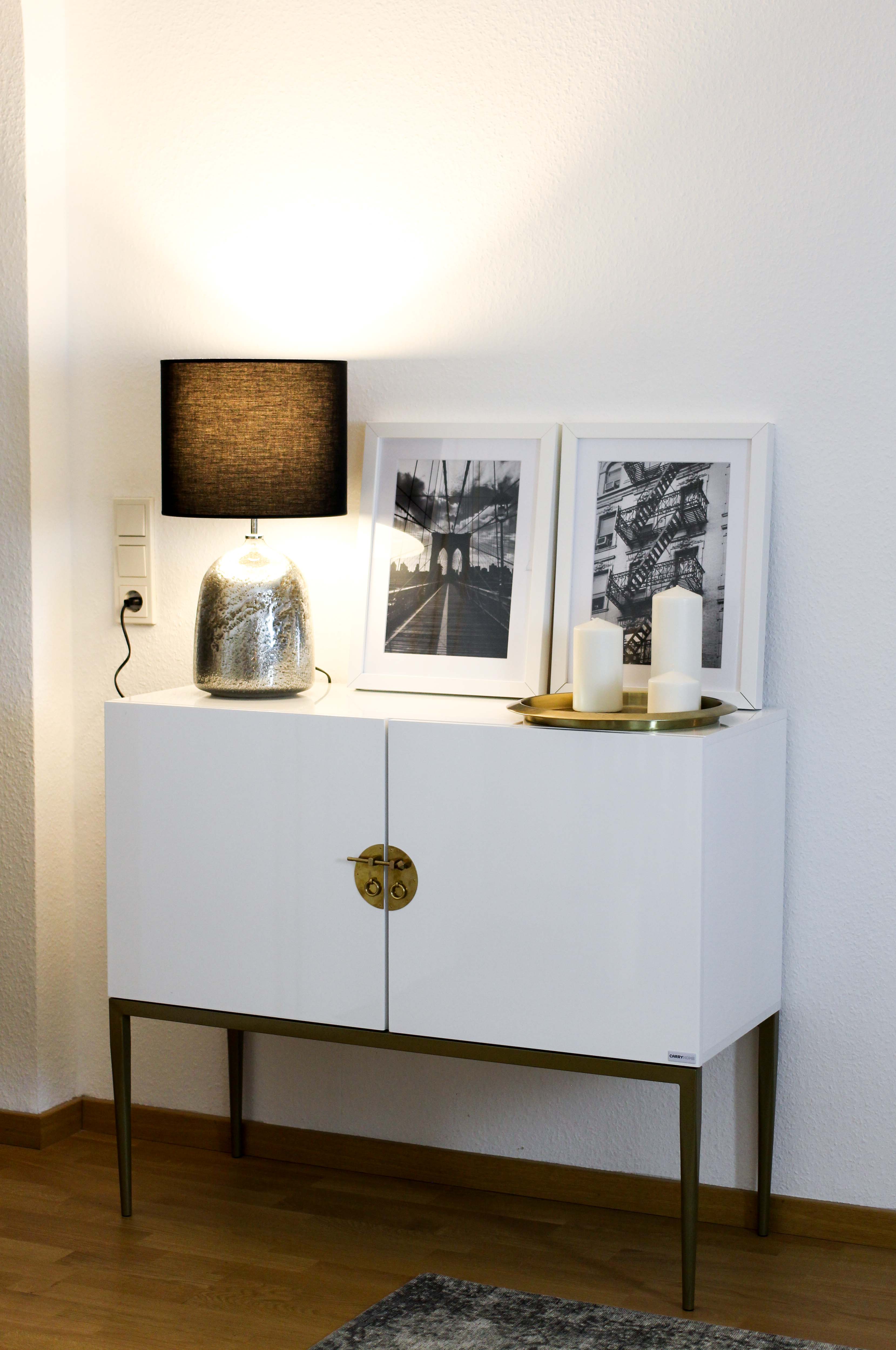 Interior Blogger Flur gestalten Möbel Motive Pixers Motive New York Schwarz Weiß minimalistisch Kommode weiß Gold 2
