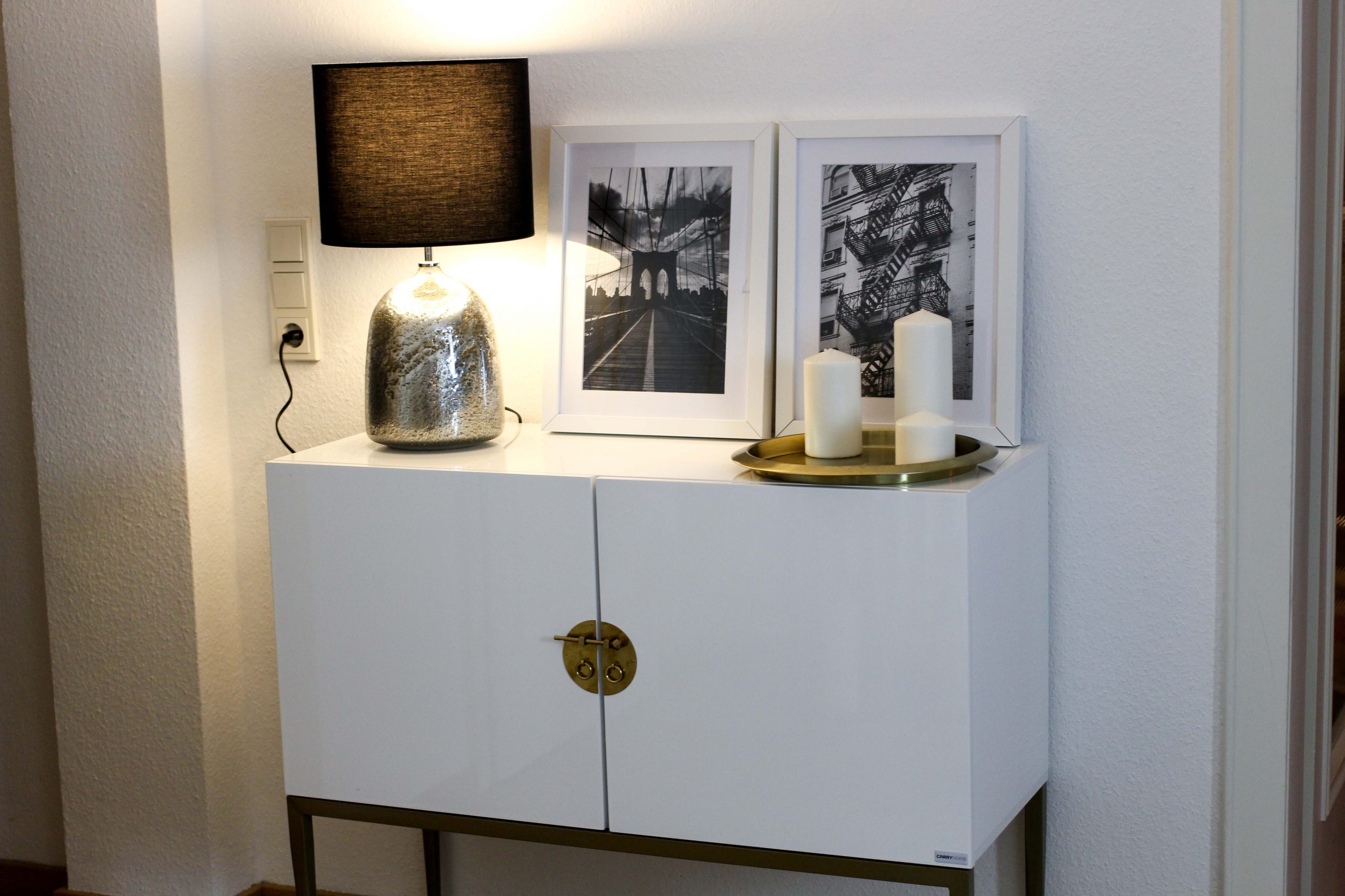 Interior Blogger Flur gestalten Möbel Motive Pixers Motive New York Schwarz Weiß minimalistisch Kommode weiß Gold