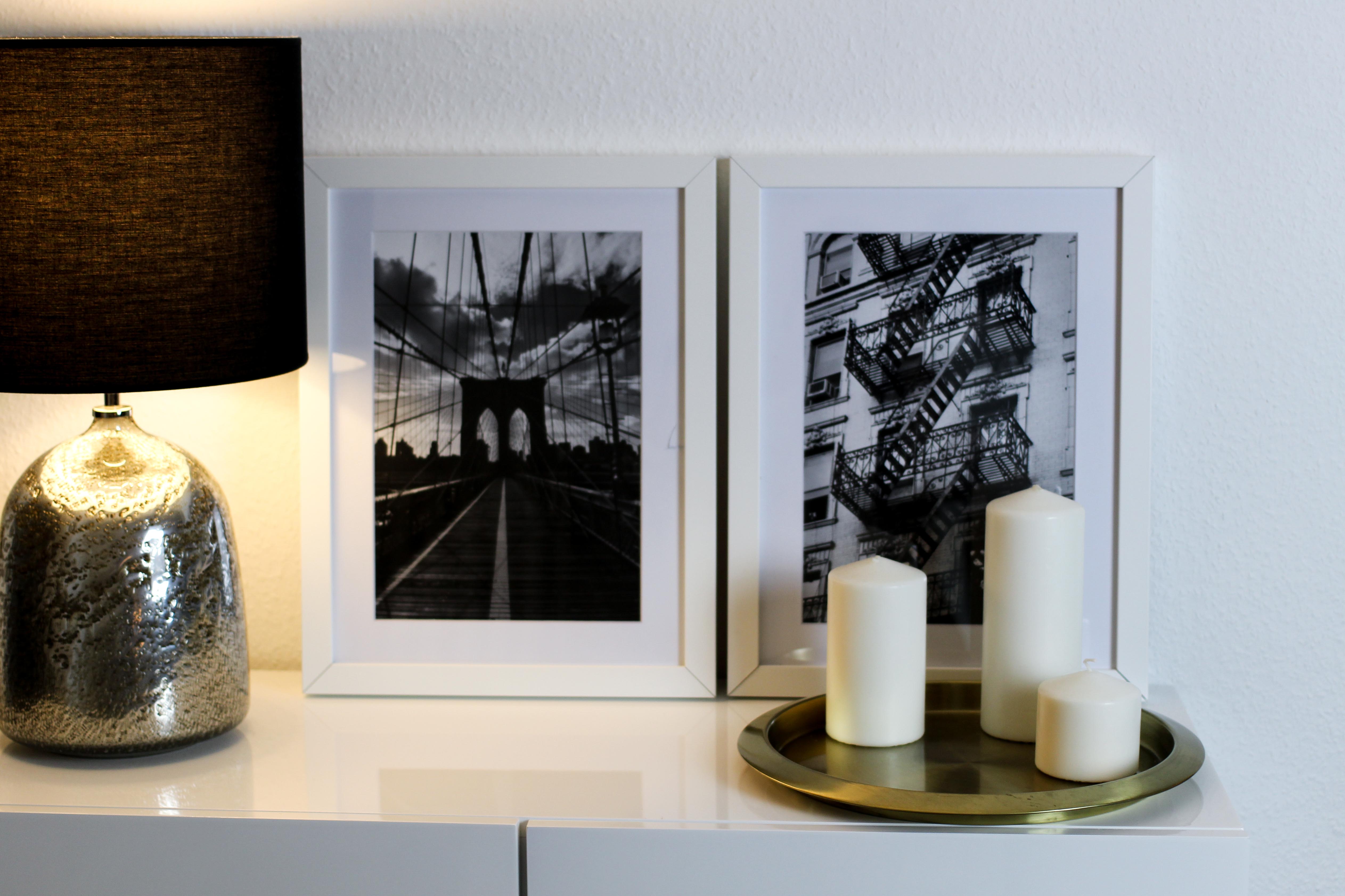 Interior Blogger Flur gestalten Möbel Motive Pixers Motive New York Schwarz Weiß minimalistisch Kommode weiß Gold 3