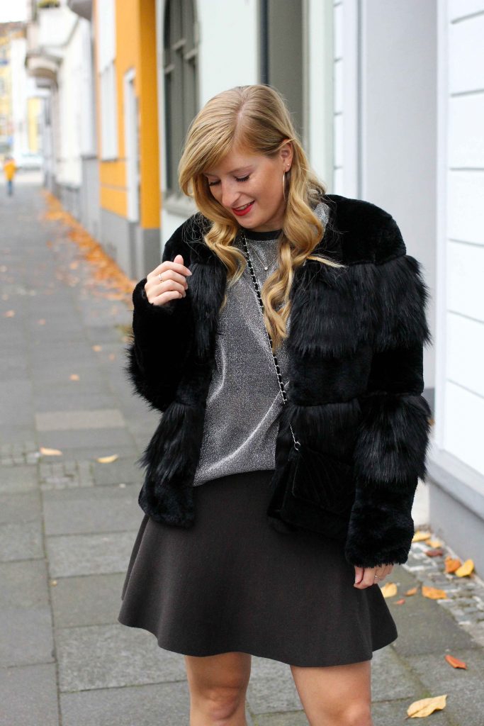 Silvester Outfit 2018 2019 casual chick Glitzershirt Kunstfelljacke Vero Moda Partycollection Modeblog 2