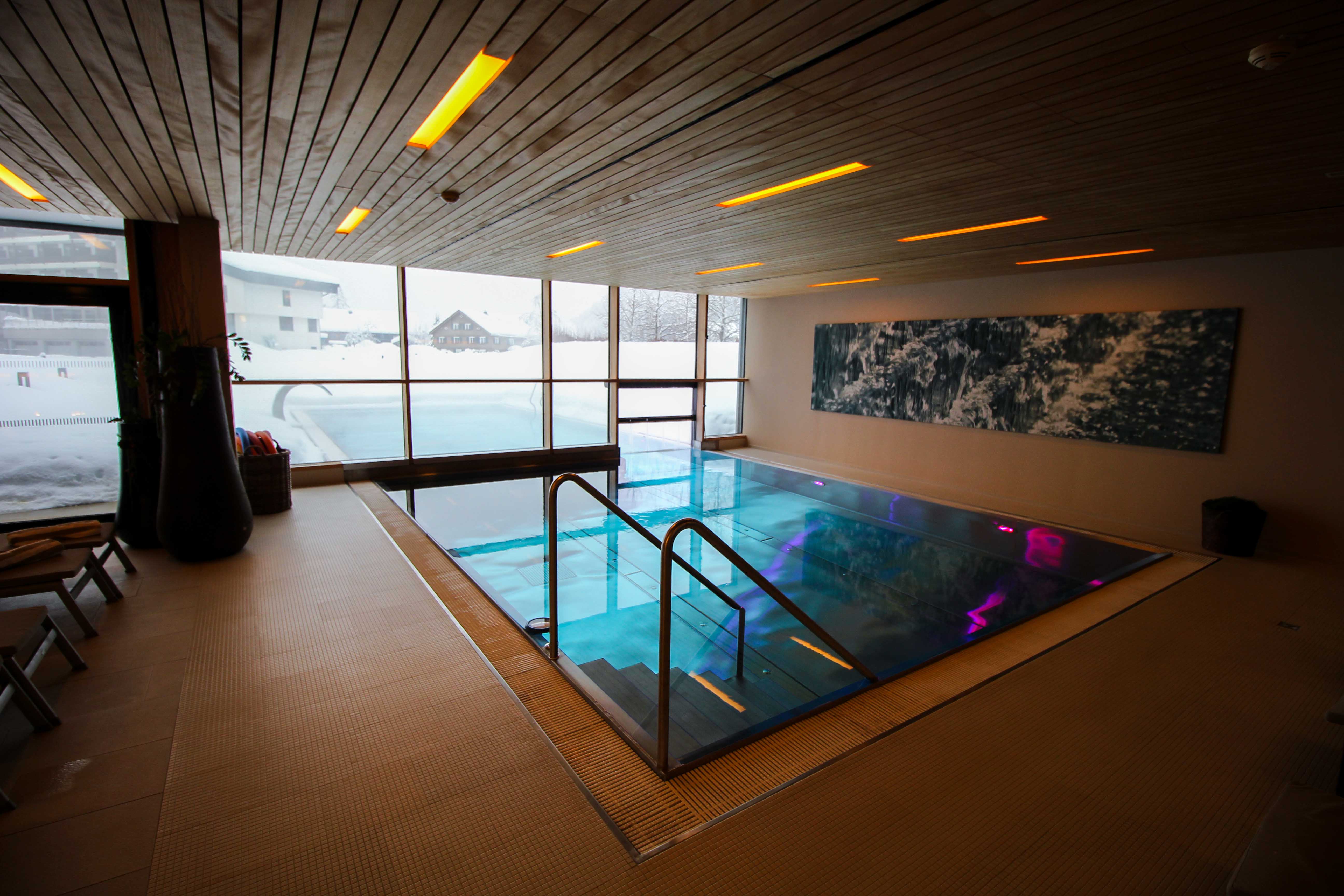 Wellnesswochenende Österreich Sonne Lifestyle Resort Mellau Wellnesshotel Bregenzerwald Wellnessbereich Pool Indoor Schwimmbecken Reiseblog