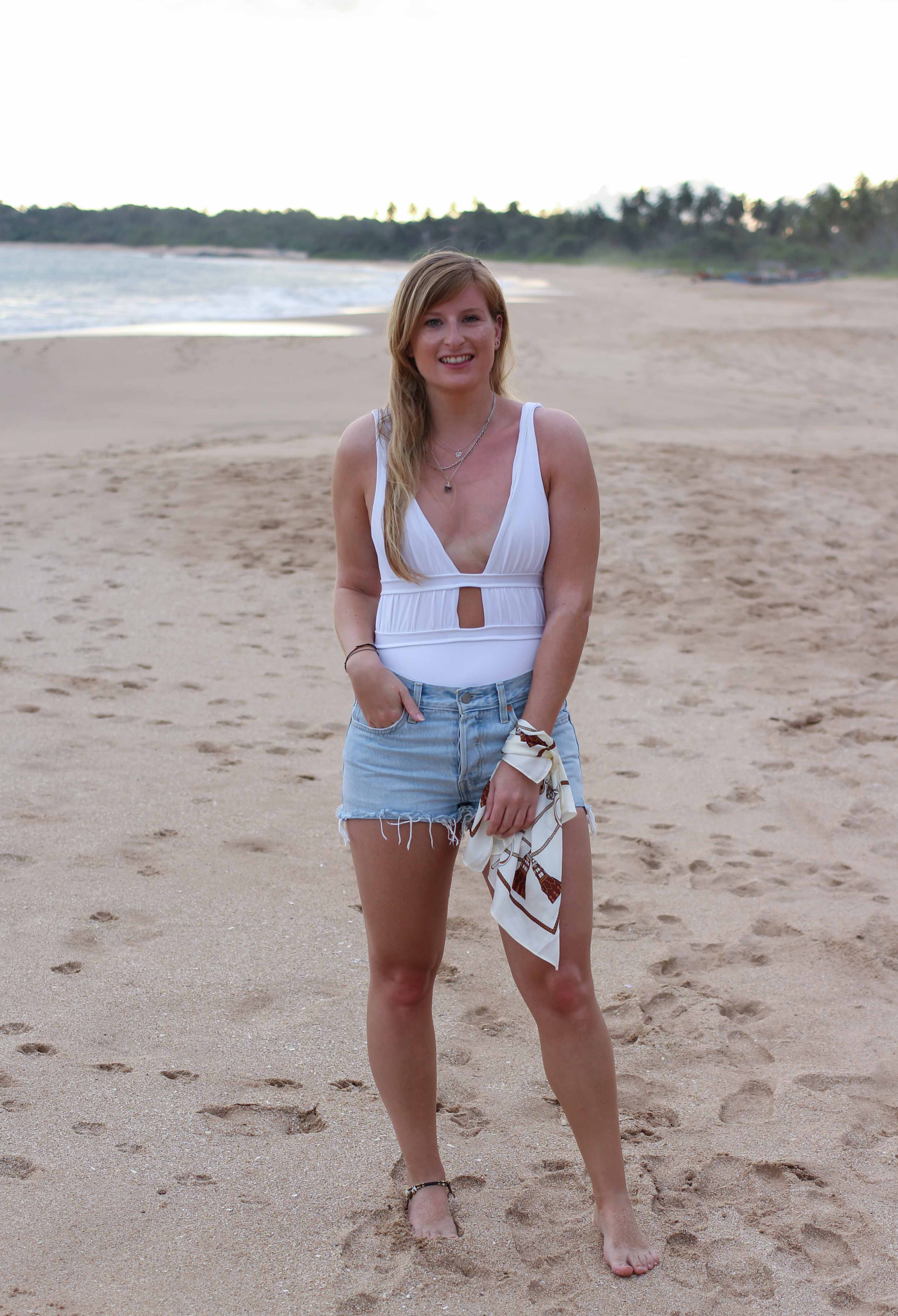 Badeanzug weiß kombinieren Jeans Hotpants Levis 501 Shorts Beachlook Sri Lanka Tangalle Sommer Outfit Modeblog 1