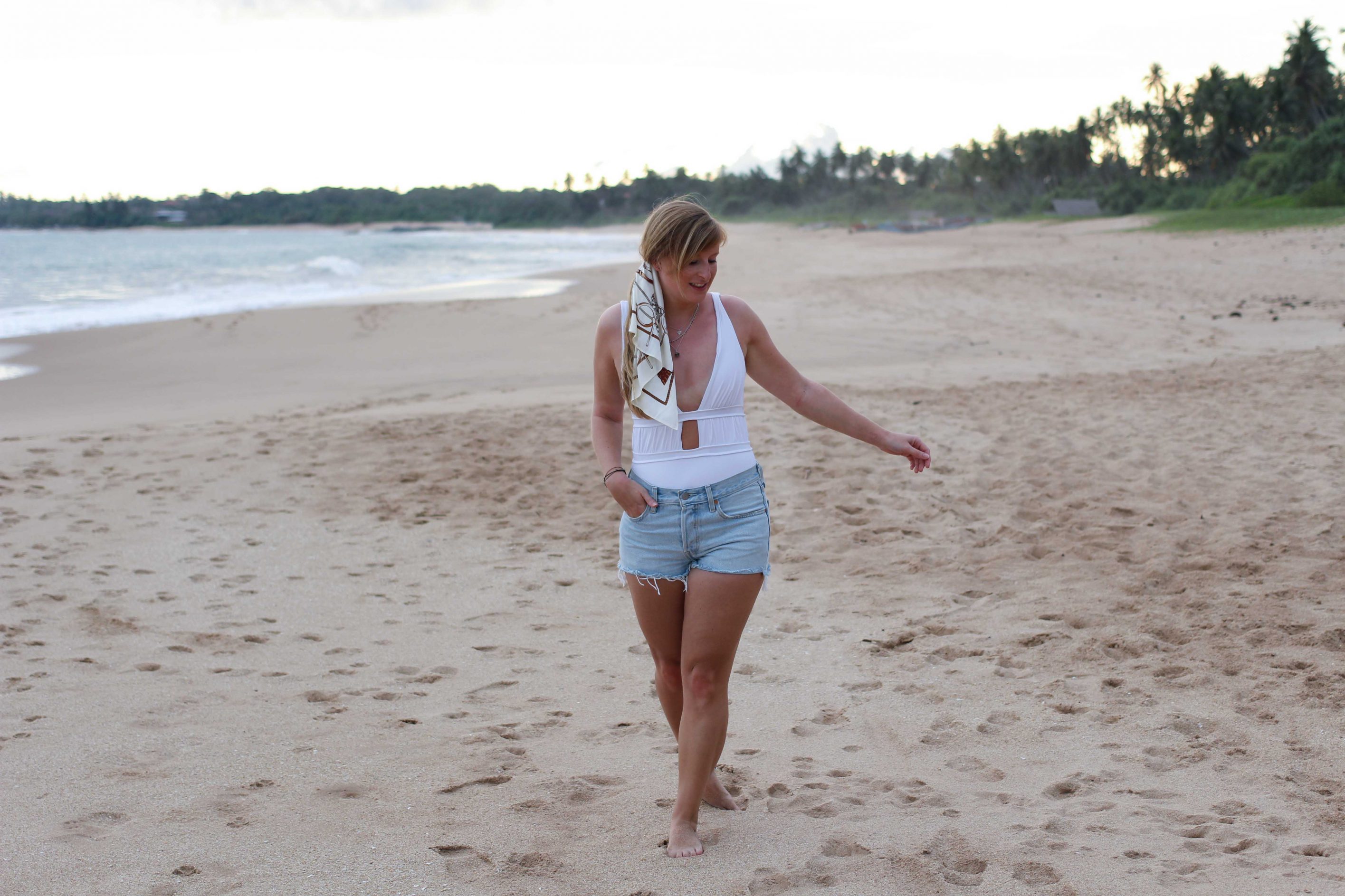 Badeanzug weiß kombinieren Jeans Hotpants Levis 501 Shorts Beachlook Sri Lanka Tangalle Sommer Outfit Modeblog